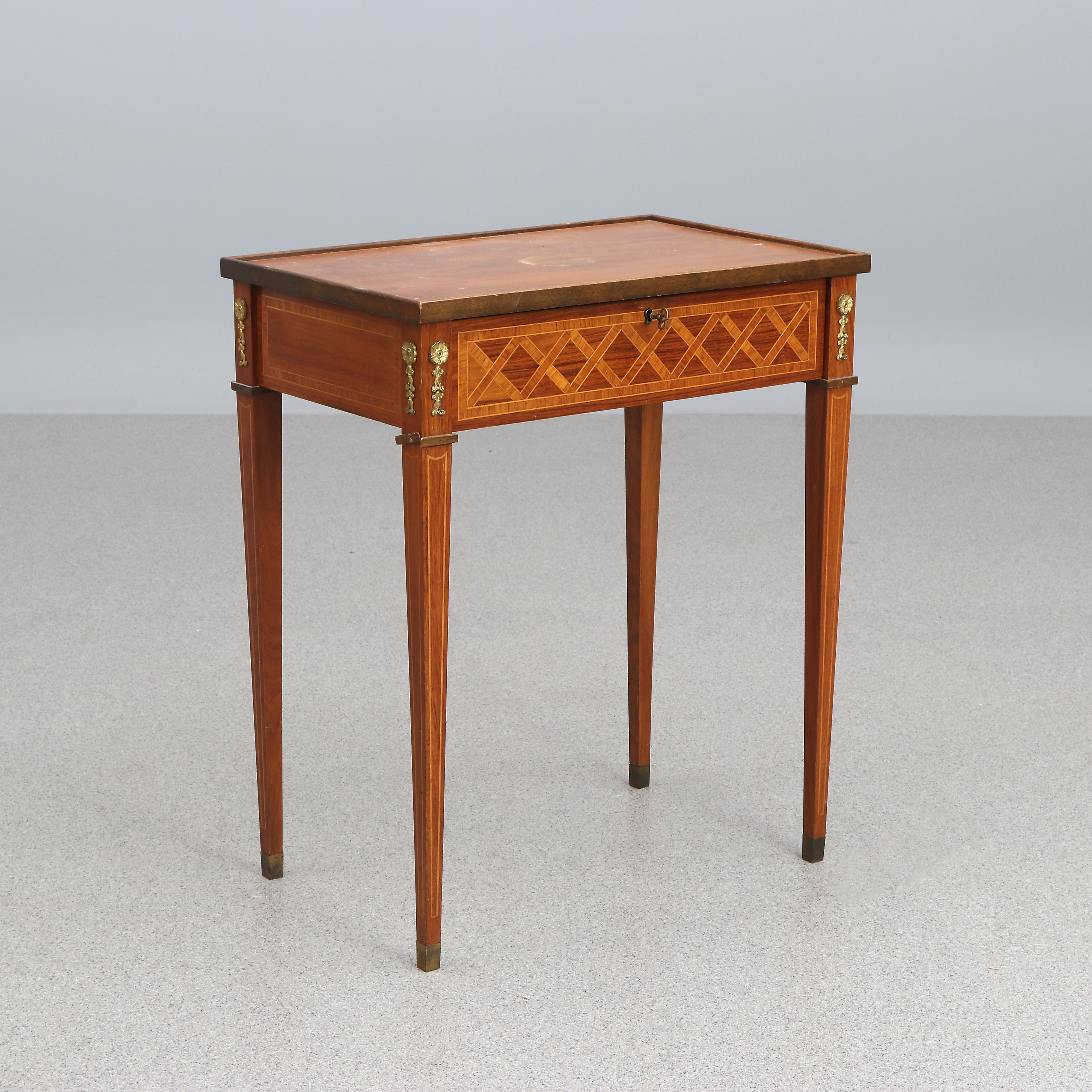 SYBORD. Mahogny med intarsiadekor. Gustaviansk stil, 1900-talets första hälft.