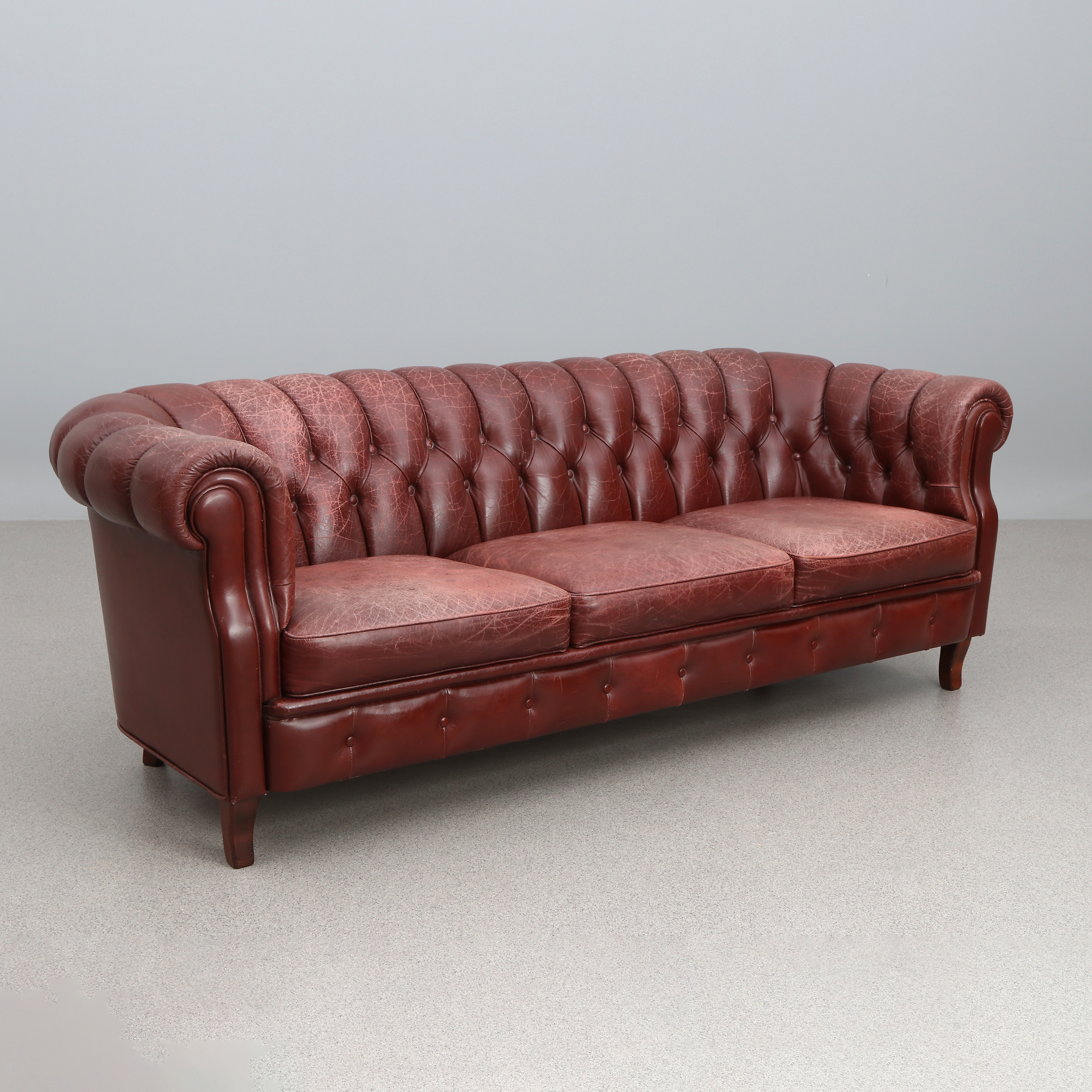 SOFFA. Oxblodsfärgat skinn. Chesterfieldmodell, 1900-tal.