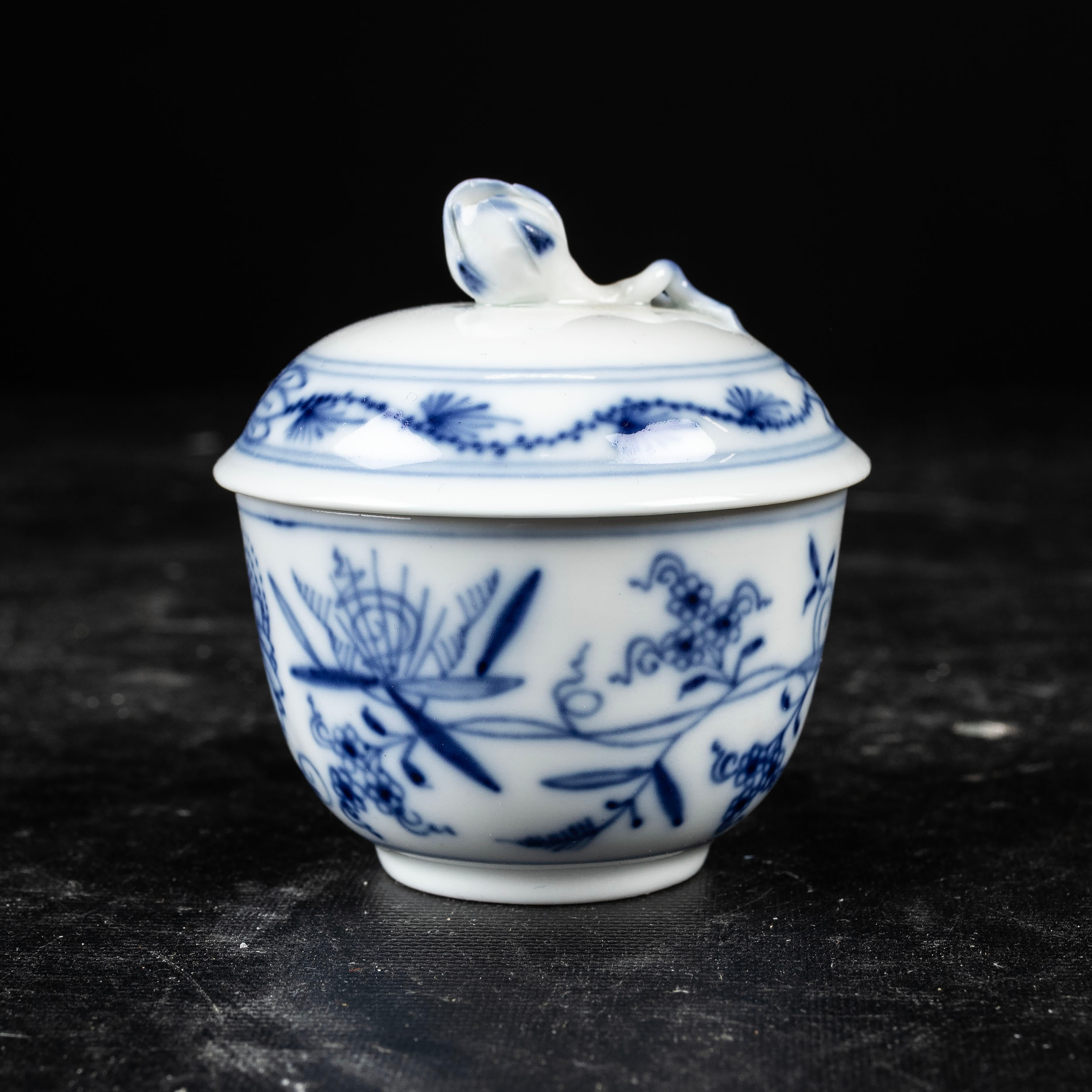 SKÅL MED LOCK, porslin, lökmönster, Meissen, Tyskland.