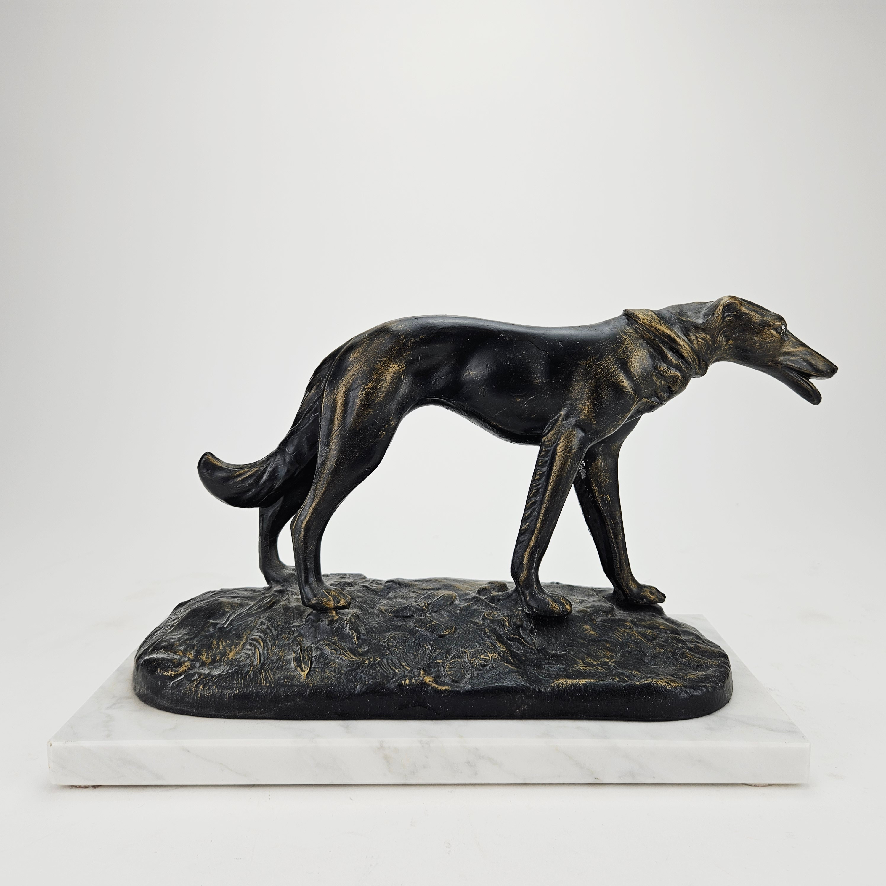 SKULPTUR. Borzoi, bronspatinerad metall på stensockel, 1900-tal.