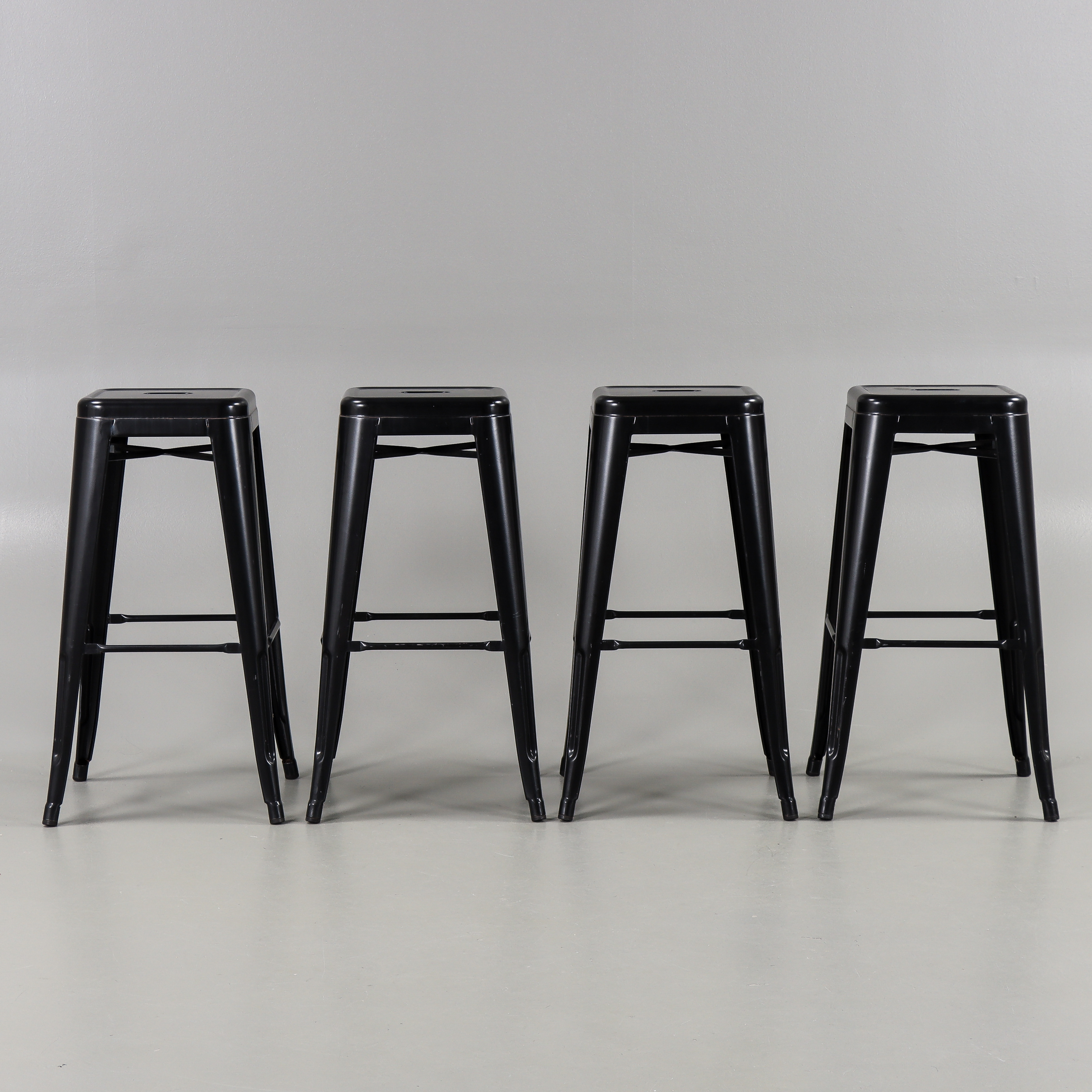 BARSTOLAR / PALLAR 4 stycken, Industridesign, svartlackerad plåt, Samtida tillverkning.