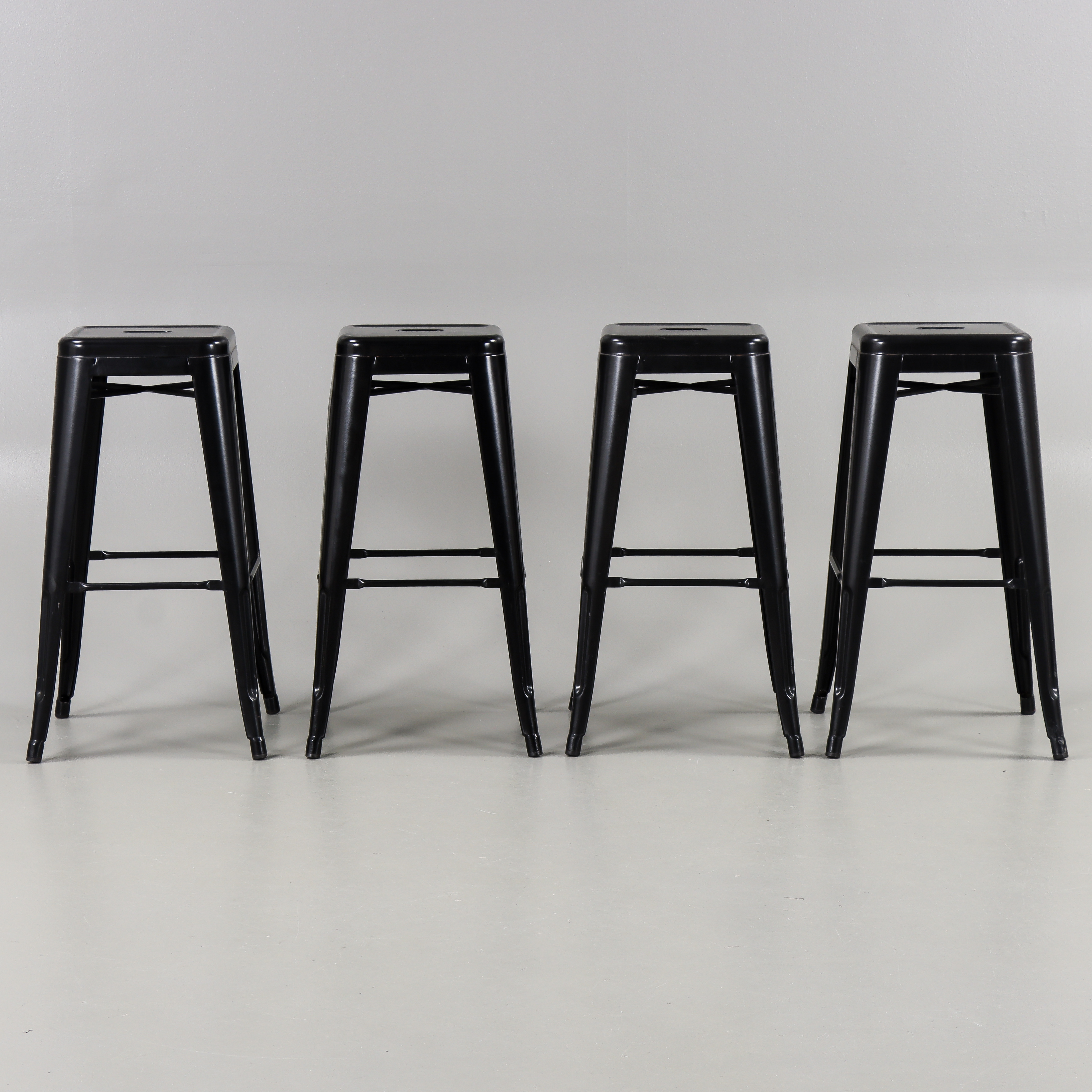 BARSTOLAR / PALLAR 4 stycken, Industridesign, svartlackerad plåt, Samtida tillverkning.