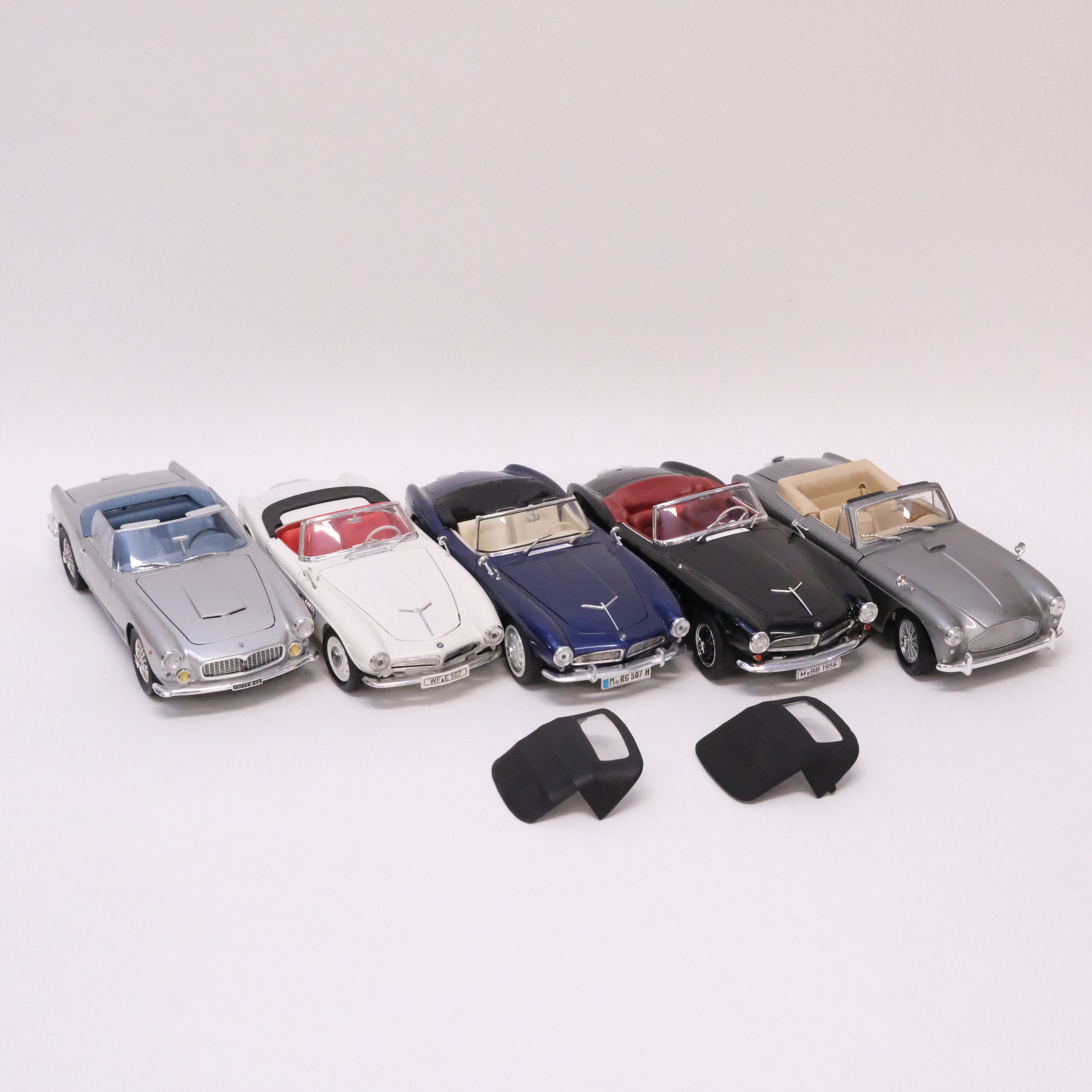 FEM MODELLBILAR. RICKO, NOREV, REVELL OCH ROAD SIGNATURE MODELS. SKALA 1:18.