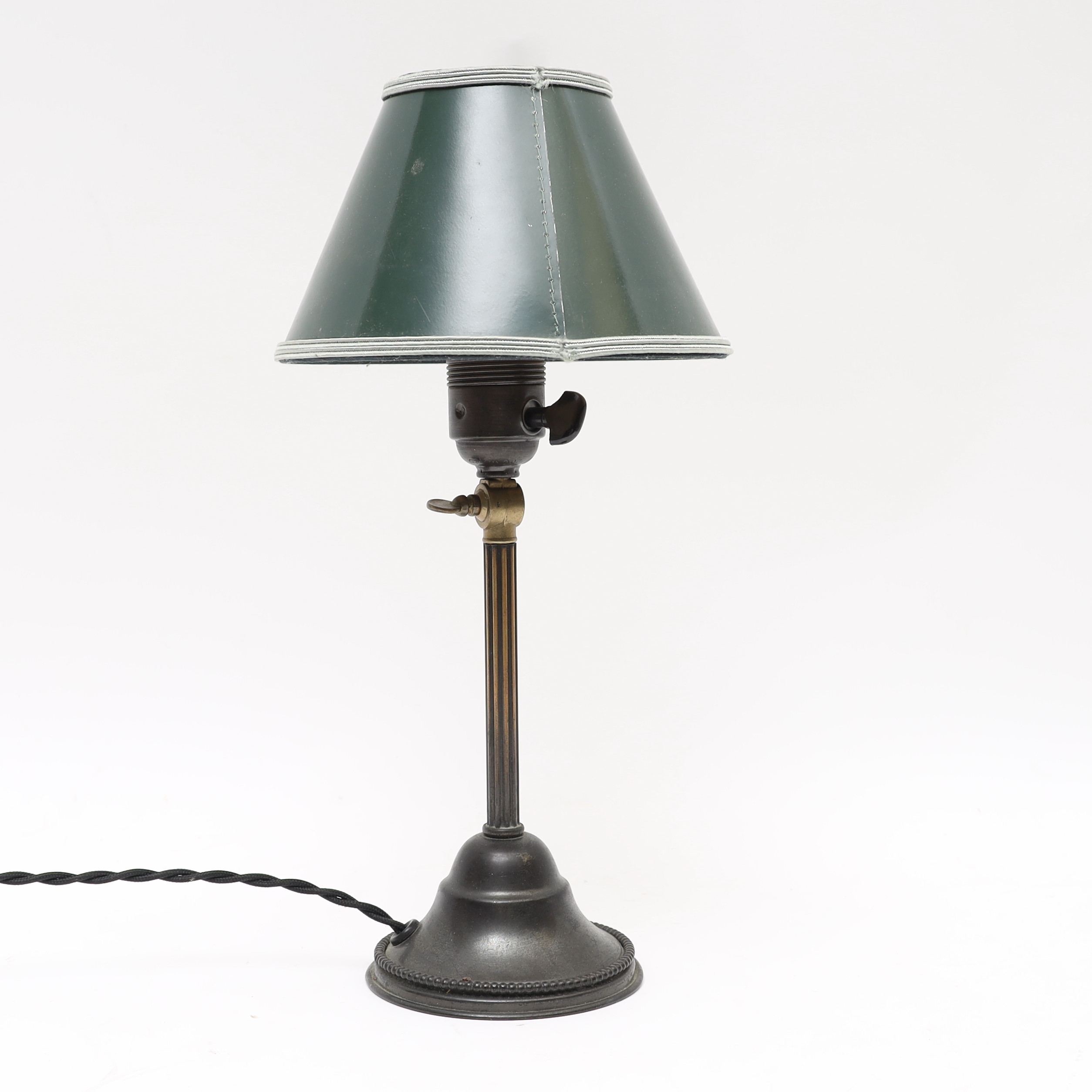 BORDSLAMPA, 1900-tal, stomme i mässing, dekorerad med pärlbård.