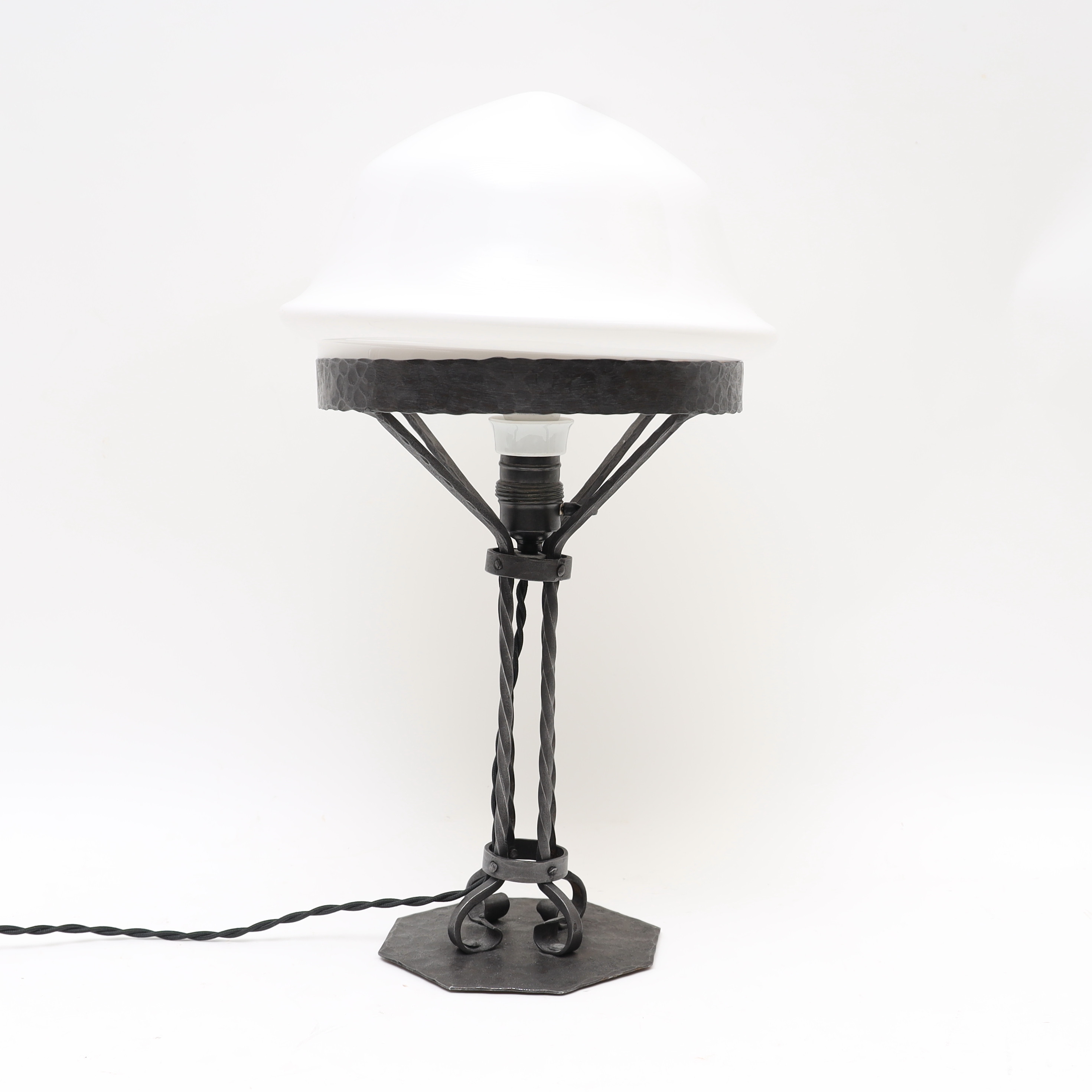 BORDSLAMPA, tidigt 1900-tal, jugend, stomme i järnsmide, kupa av vittonat glas.