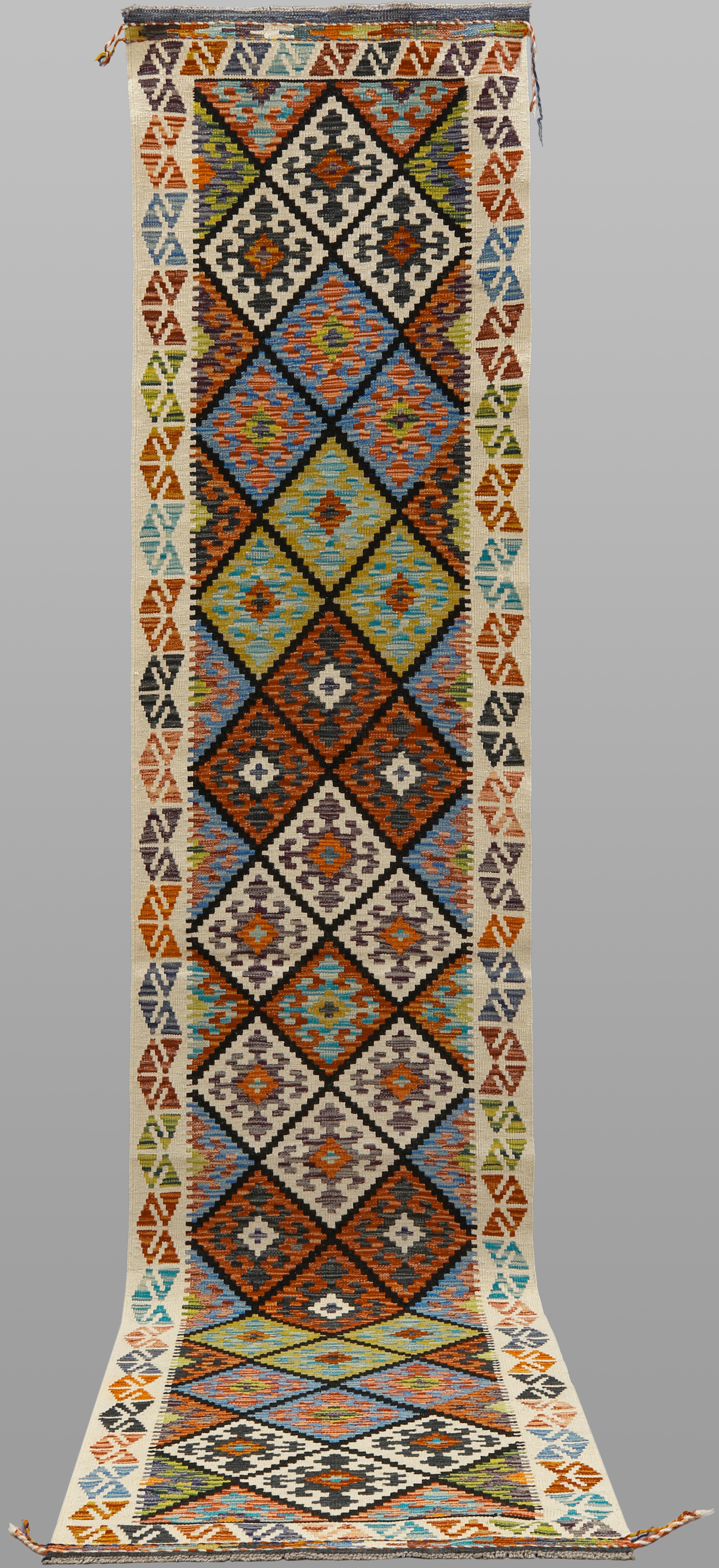 ORIENTMATTA. Kelim klassisk design, gallerimodell, 394 x 83 cm.