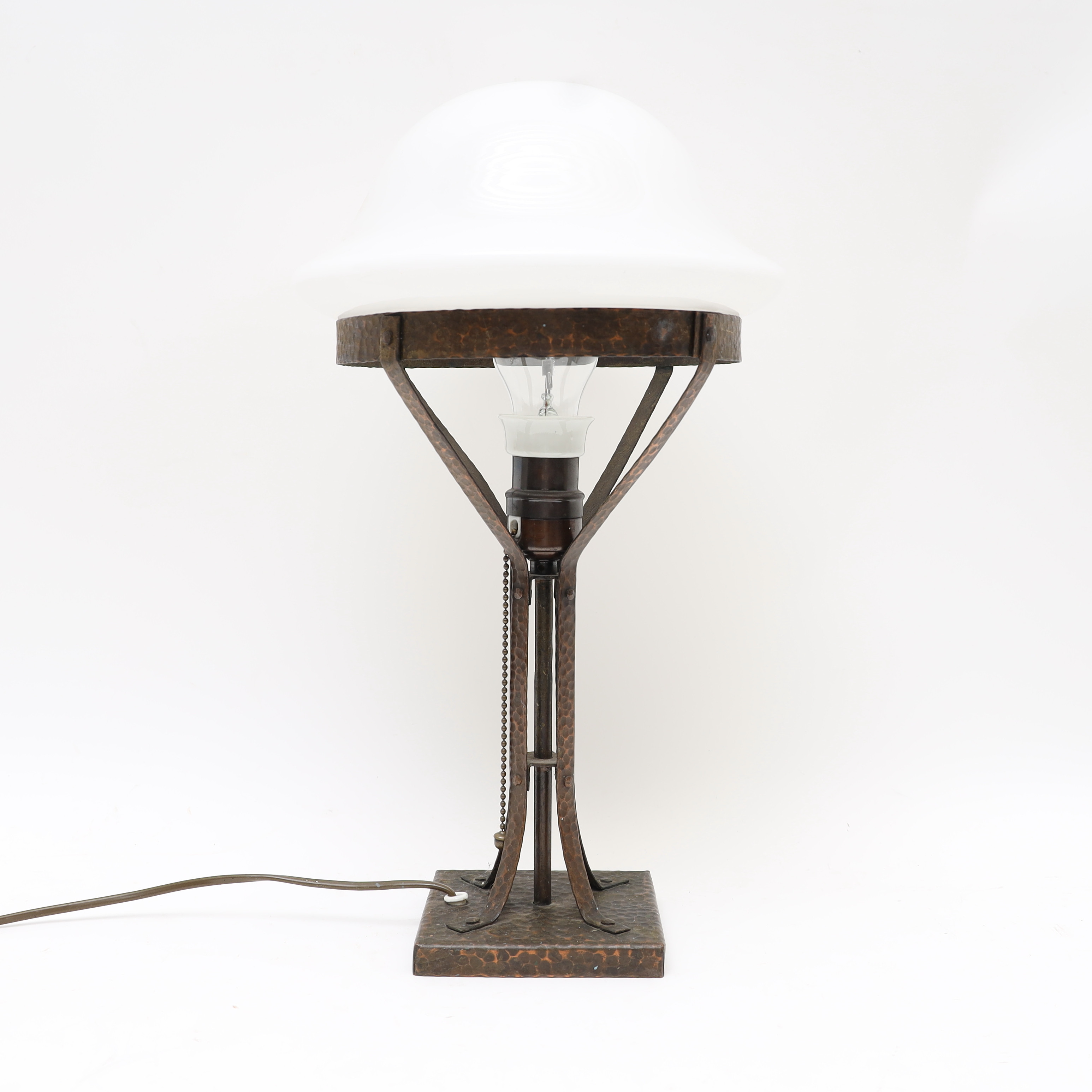 BORDSLAMPA, tidigt 1900-tal, jugend, stomme i järn, kupa av vittonat glas.
