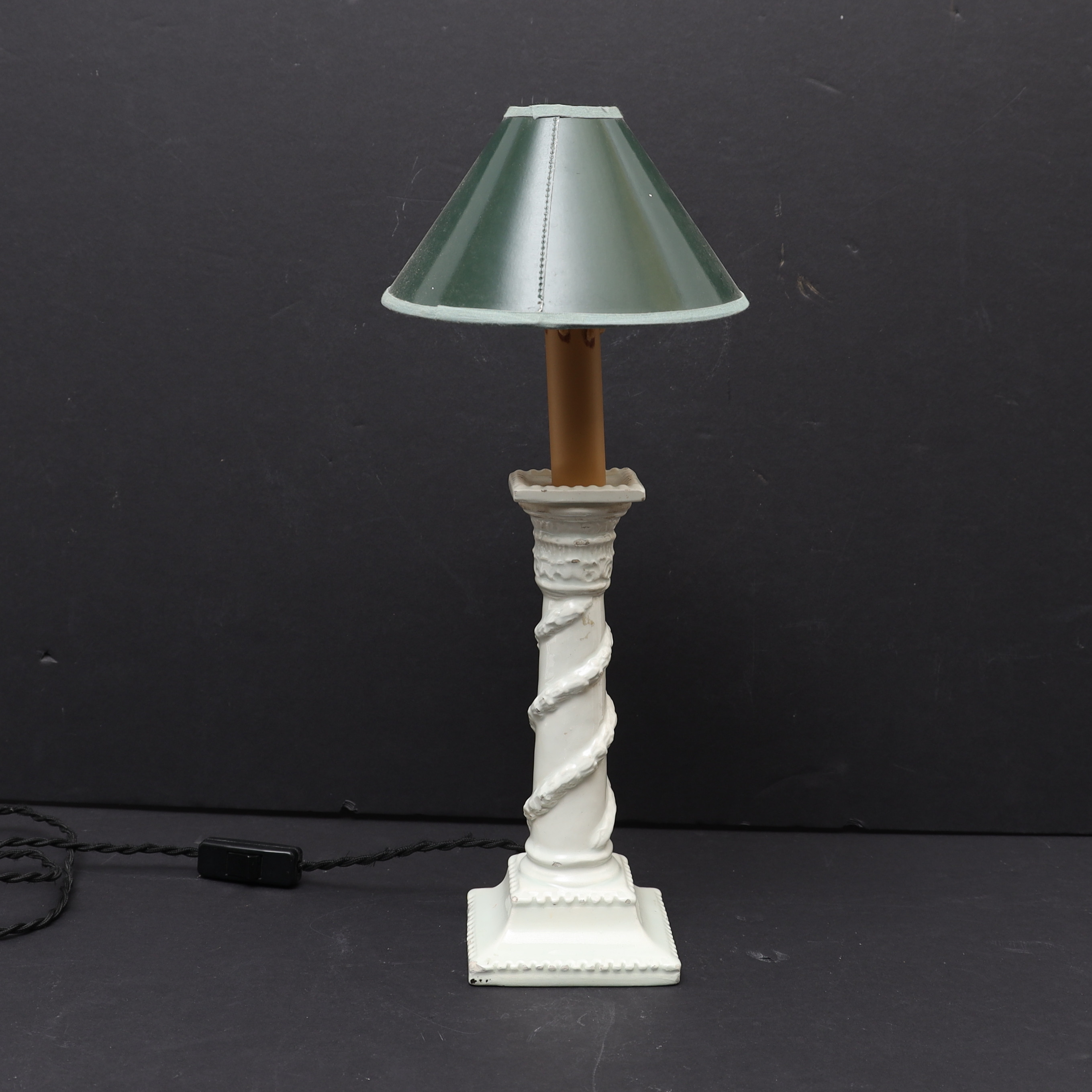 BORDSLAMPA, 1900-tal, stomme i porslin.