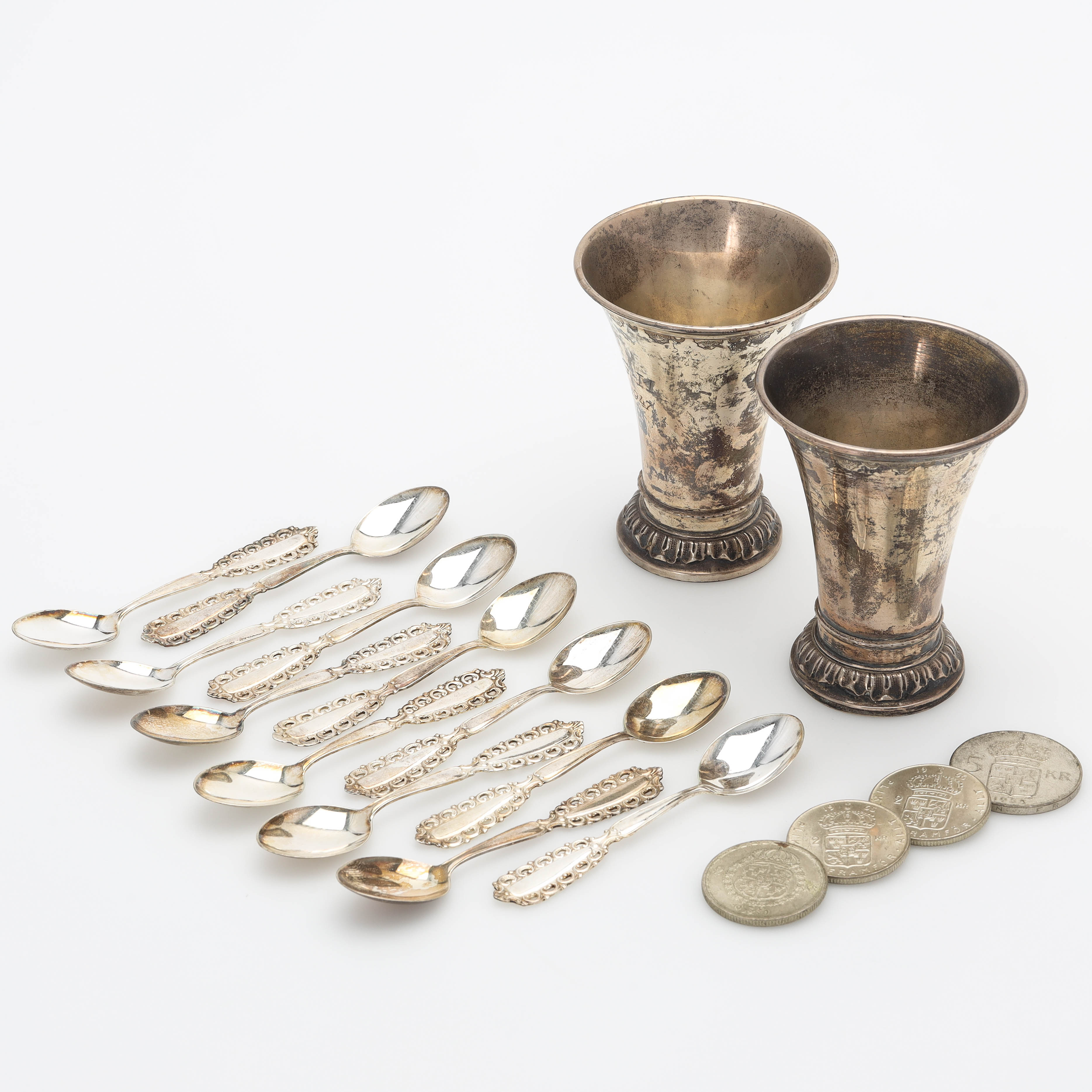 SAMLING SILVER, 18 delar, bägare/pokaler, mynt, samt skedar.