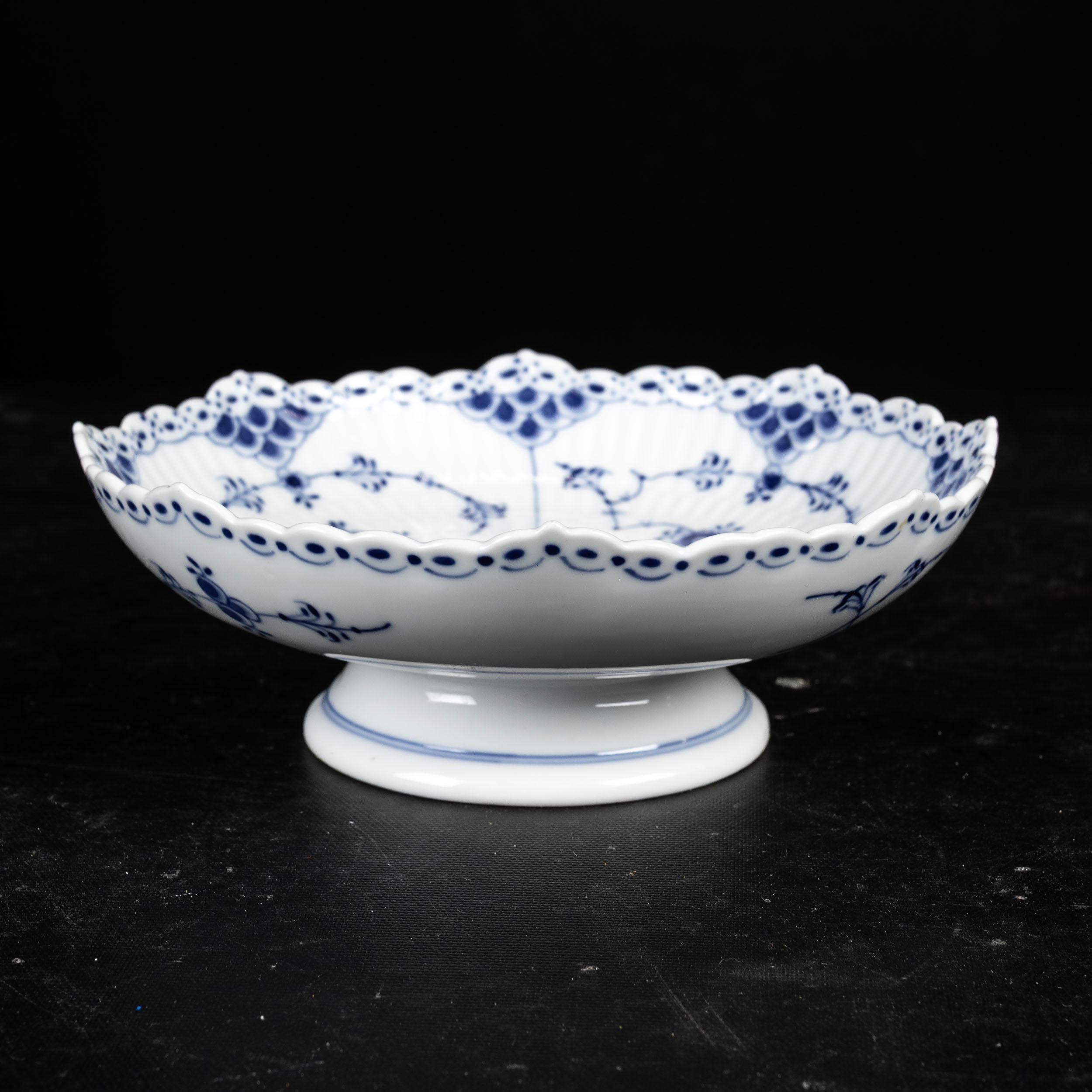 SKÅLFAT, porslin, nr 511, Musselmalet, Halvblond, Royal Copenhagen, Danmark.