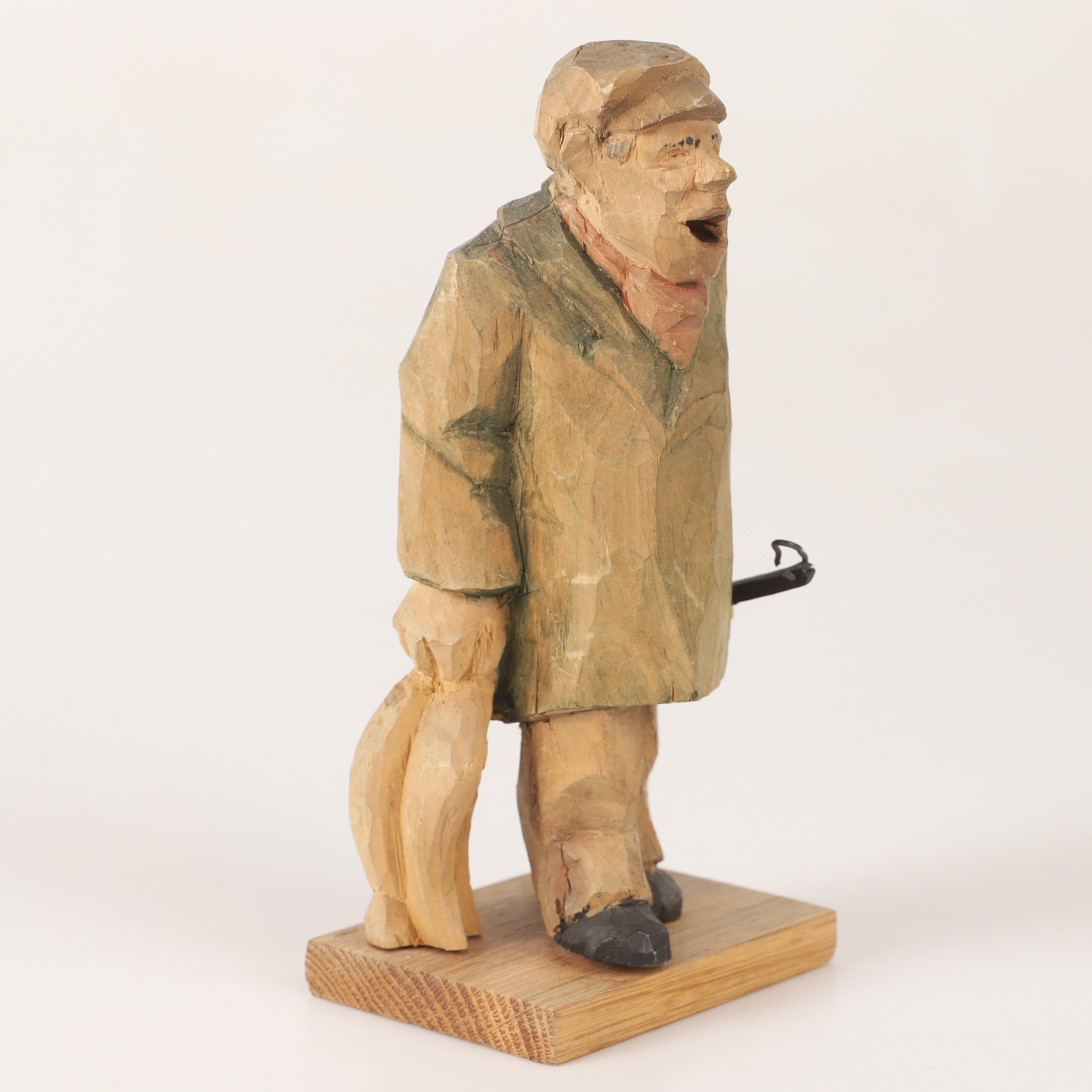 WIGGO JOHANSSON. Skulptur, fiskförsäljare, snidad trä, Höganäs, 1947, signerad.