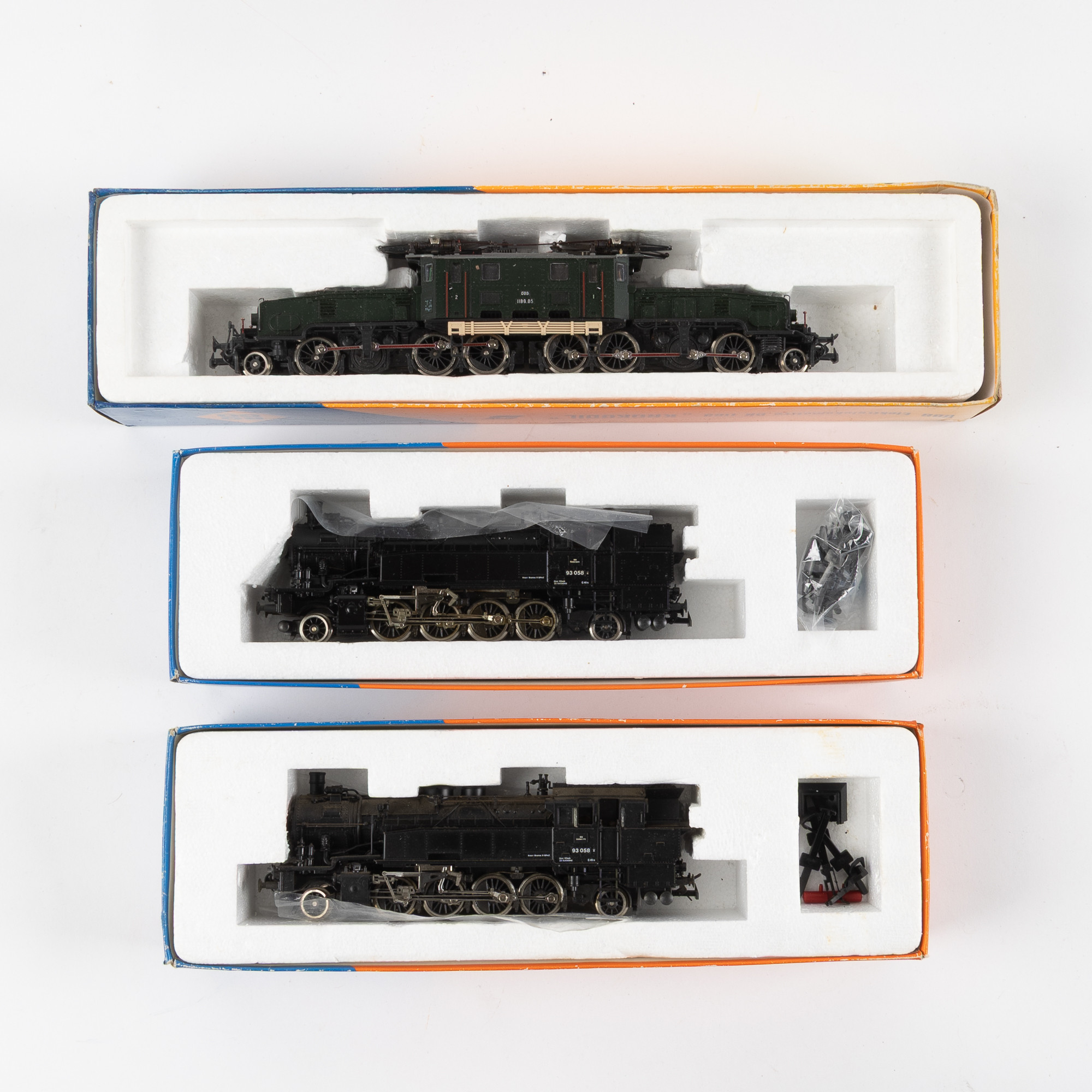 ROCO, modelljärnvägsdelar, 3 st, BBÖ:s ånglok BR 93 och ÖBB:s ellok 1189, "04122C" samt "1449A" .
