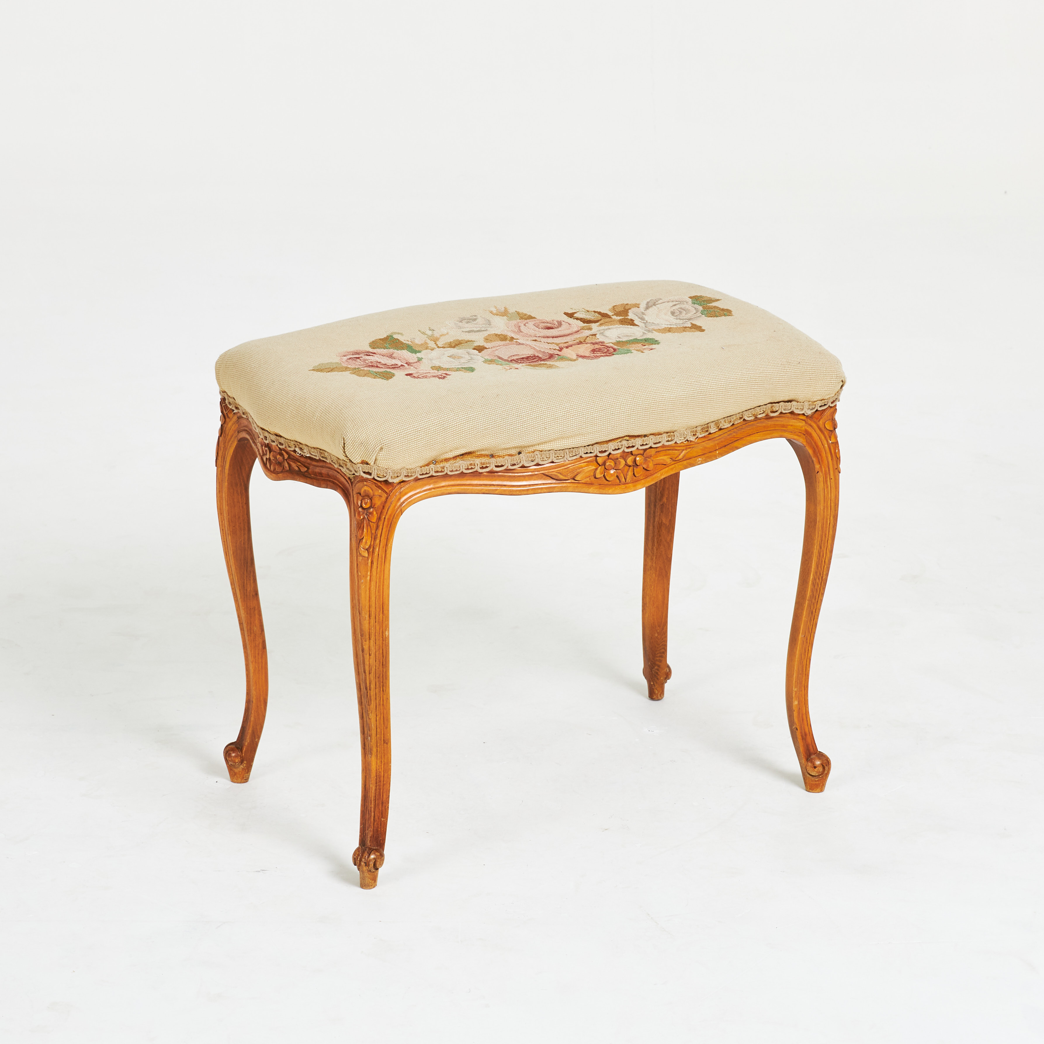 PIANOPALL, rokokostil, skuren dekor, textilsits med broderad dekor av Christina Schollin, 1900-tal.