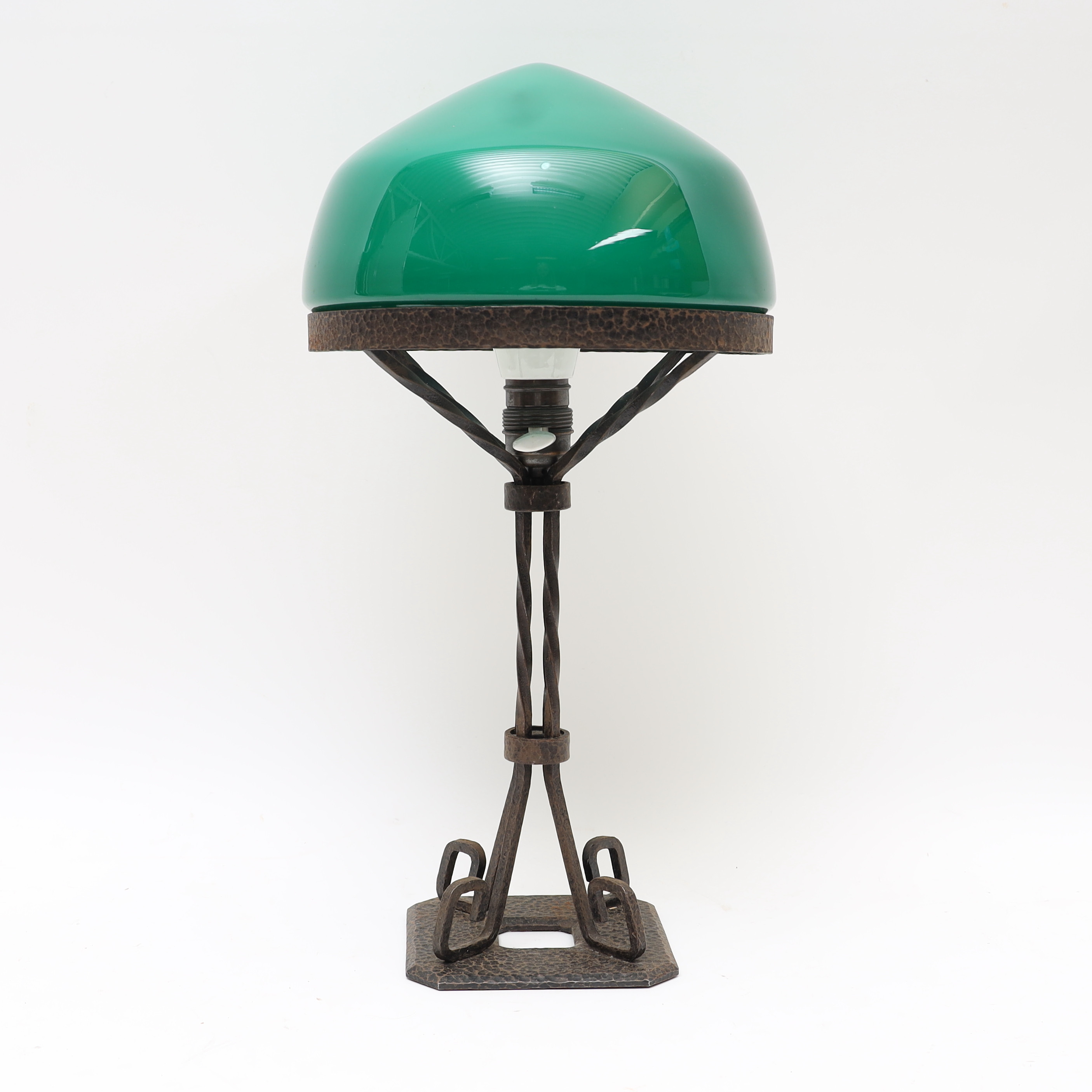 BORDSLAMPA, tidigt 1900-tal, stomme i järnsmide, kupa av gröntonat glas.