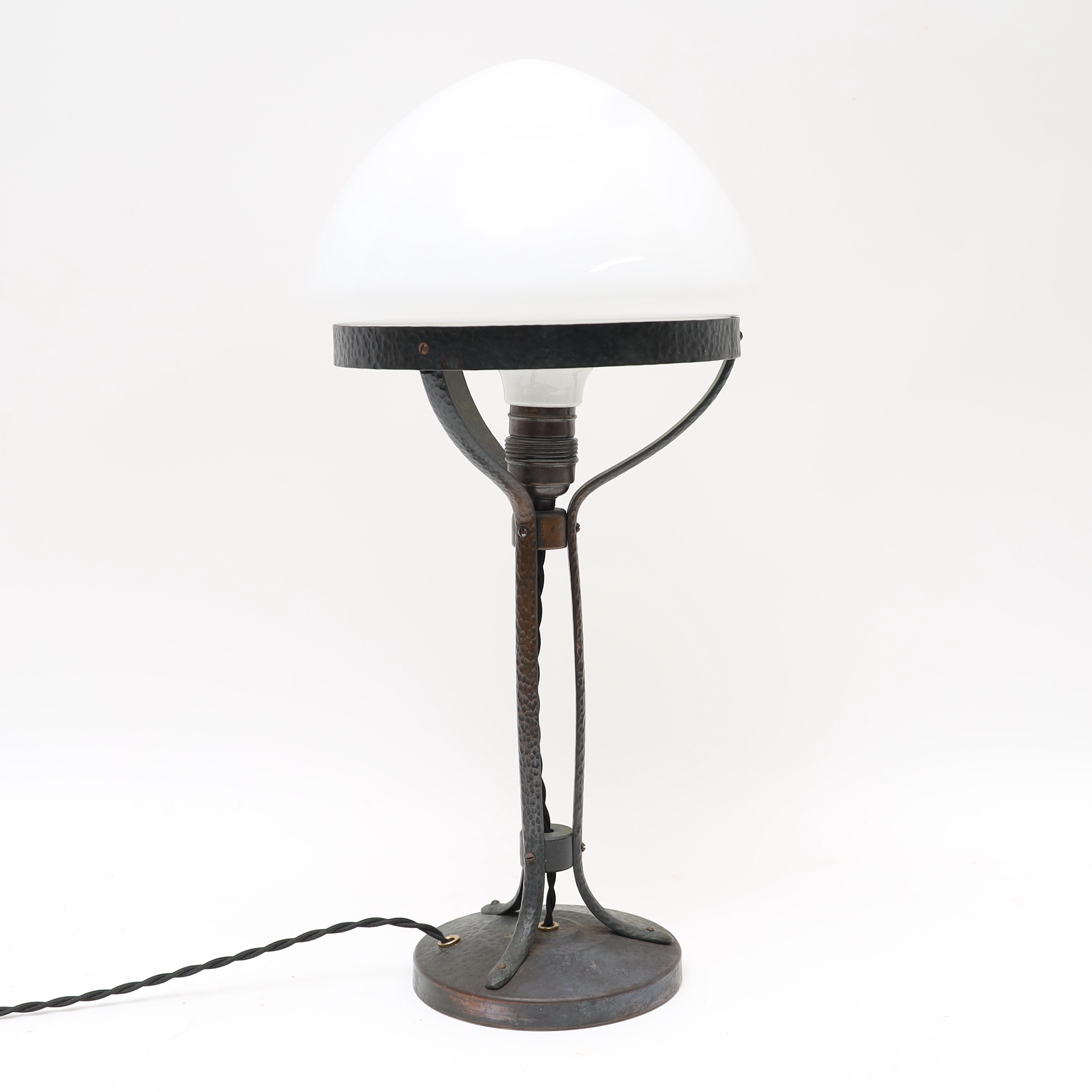 BORDSLAMPA, tidigt 1900-tal, stomme i järnsmide, kupa av vittonat glas.