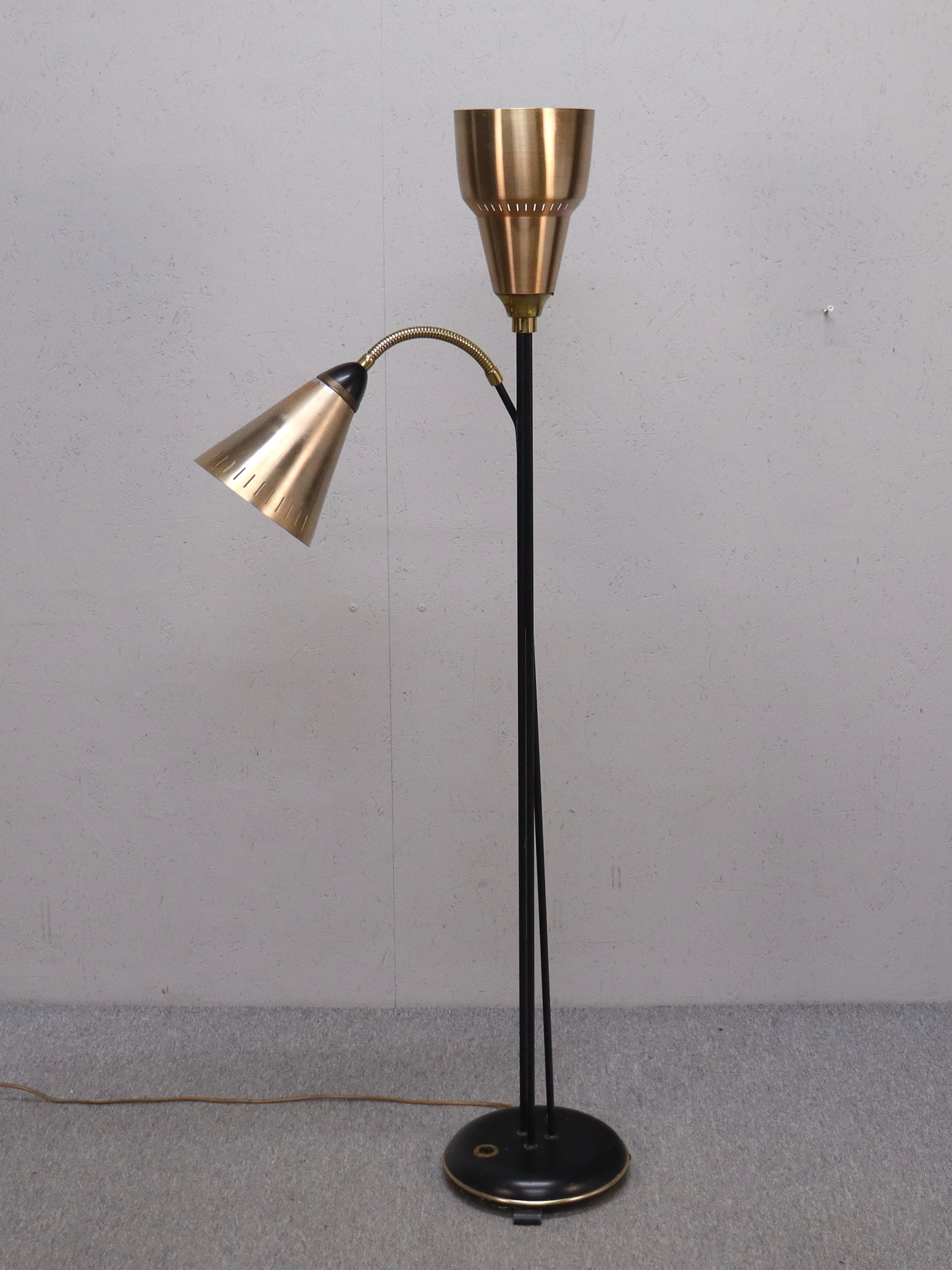 GOLVLAMPA, metall, Ö.A, 1900-talets mitt.