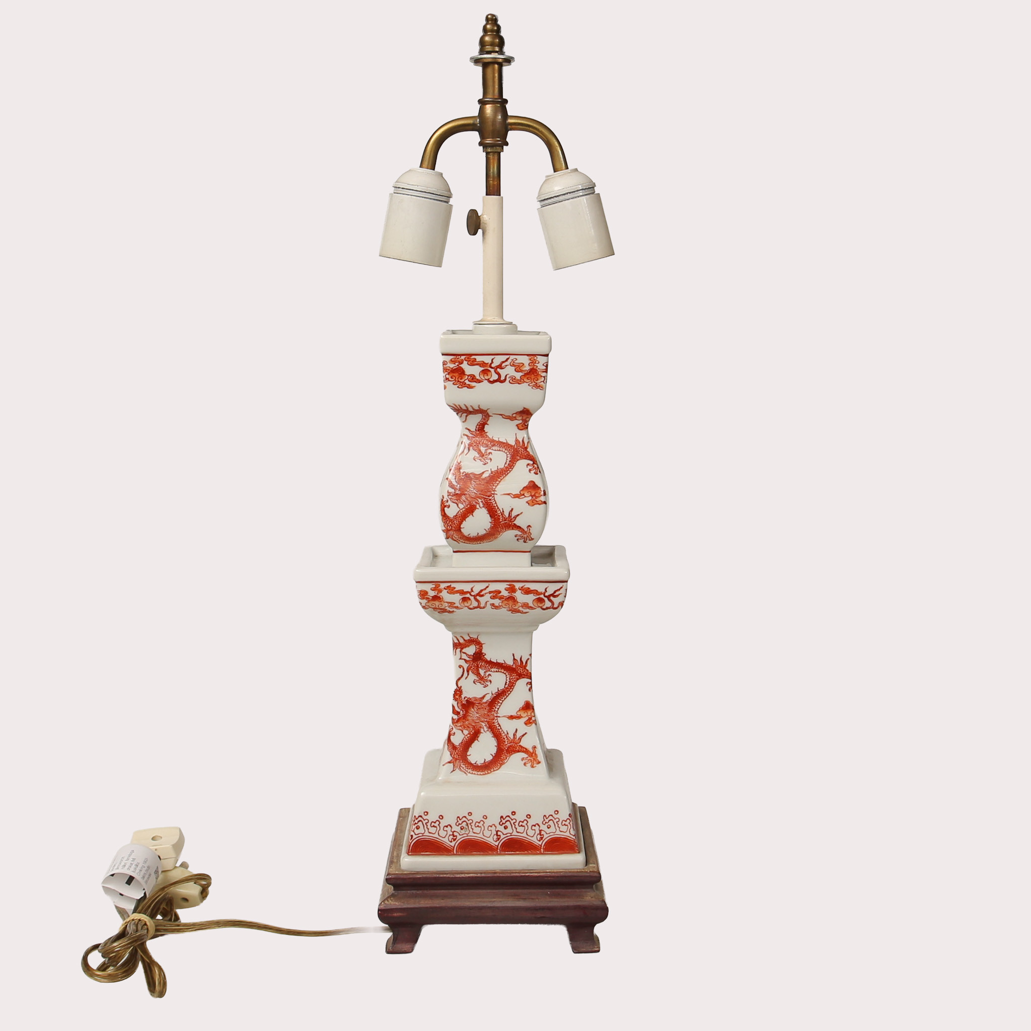 BORDSLAMPA, porslin, järnoxidrött måleri, femkloiga drakar, två ljuskällor. Omkring 1900-talets tredje fjärdedel.