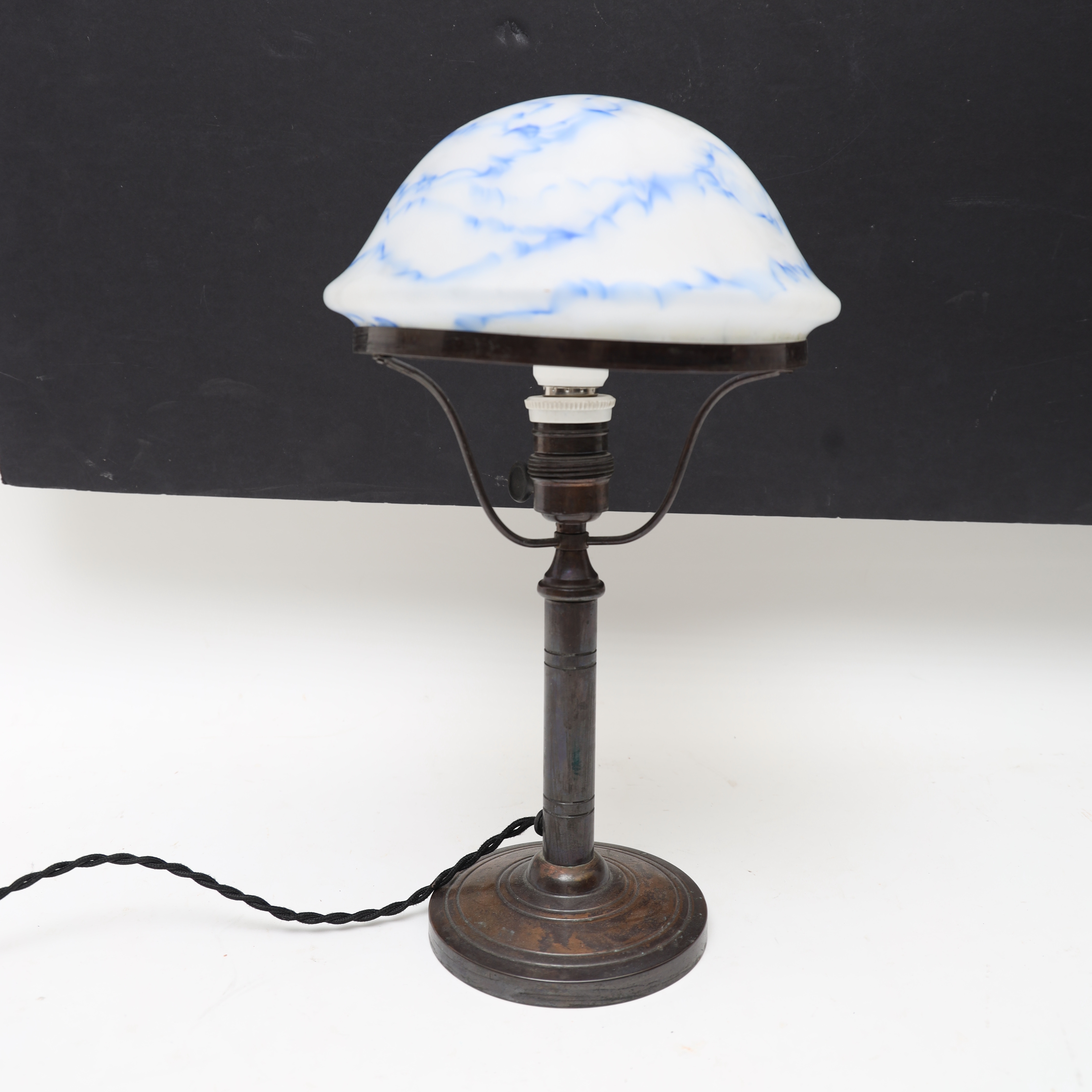 BORDSLAMPA, tidigt 1900-tal, stomme i patinerad metall.
