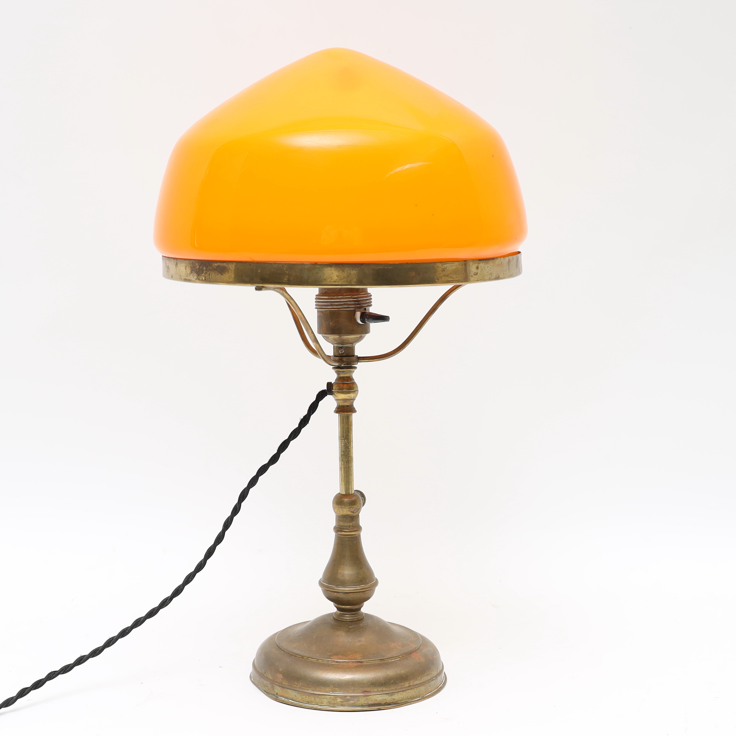 BORDSLAMPA, tidigt 1900-tal, stomme i mässing, kupa av orangetonat glas.