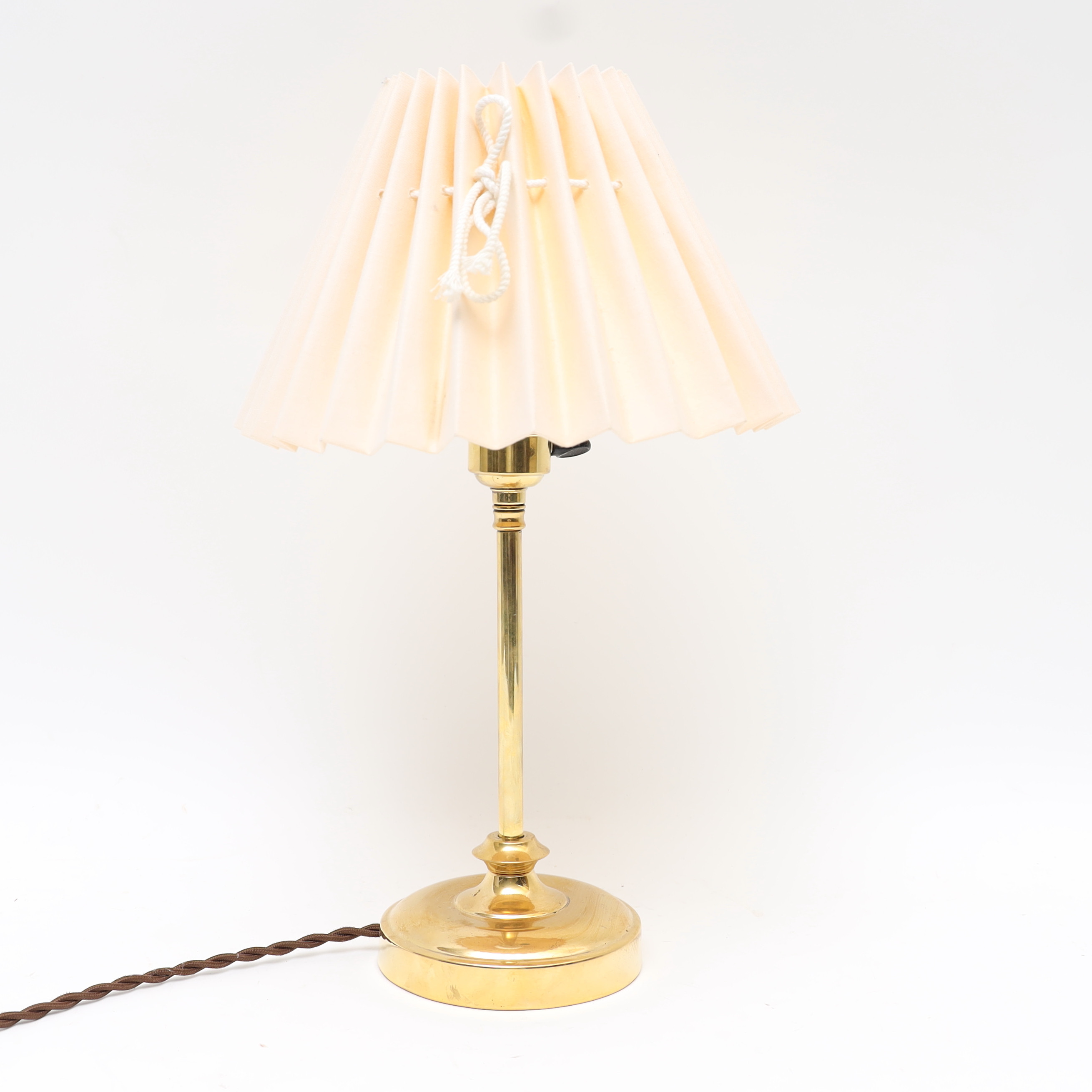 BORDSLAMPA, 1900-tal, stomme i mässing.
