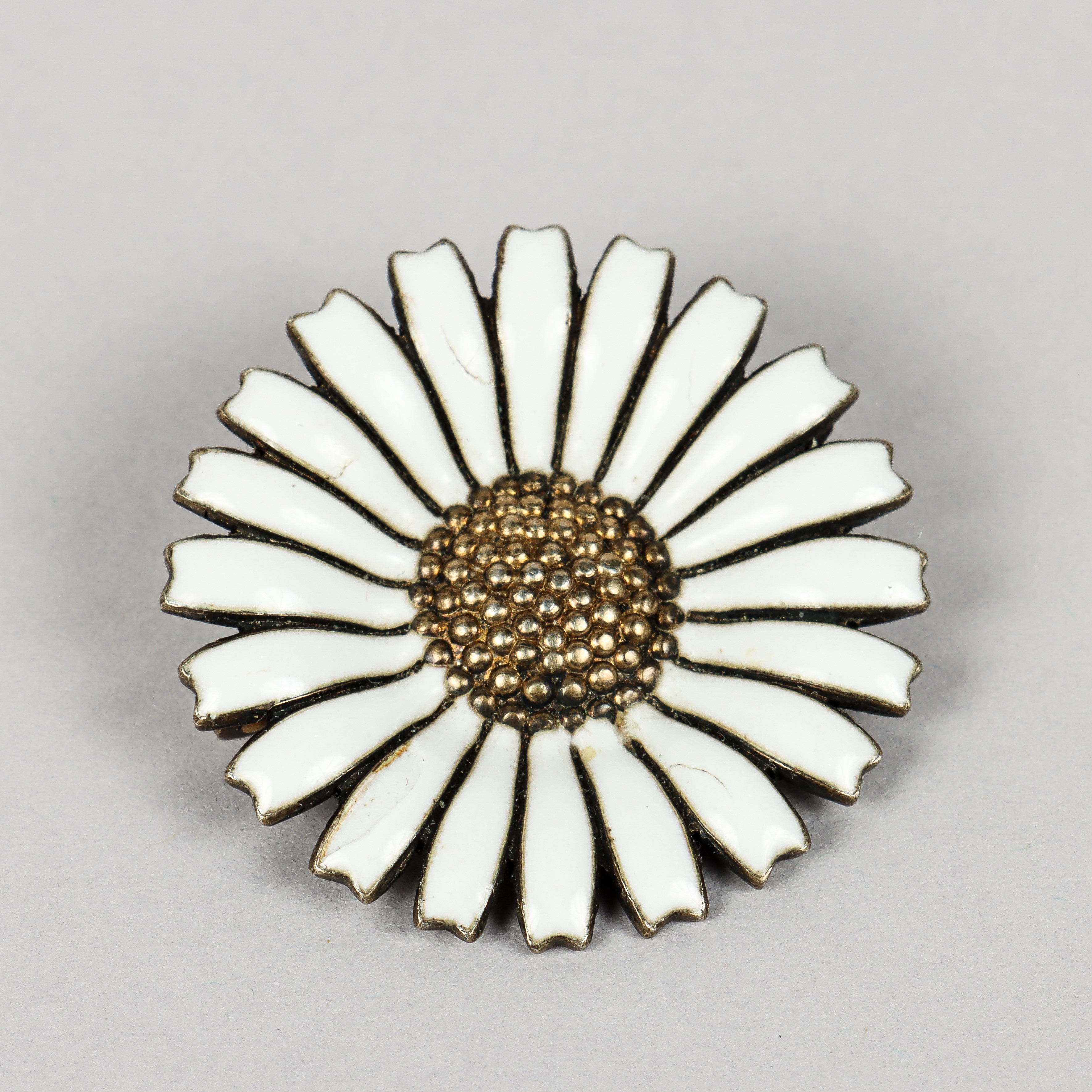 BROSCH "Daisy" förgyllt silver och emalj, Anton Michelsen AB, Stockholm 1949.