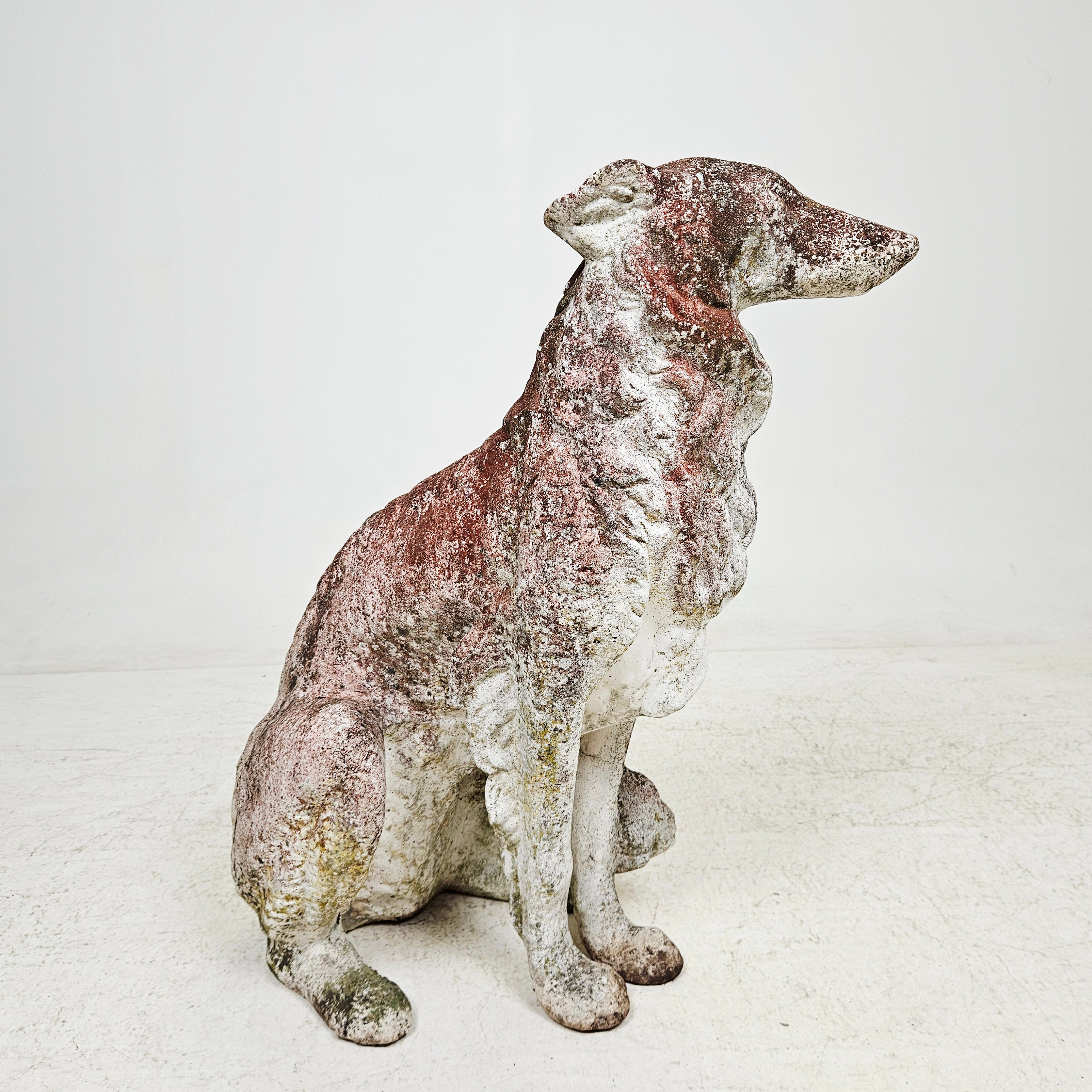 TRÄDGÅRDSSKULPTUR. Borzoi, stenmassa.
