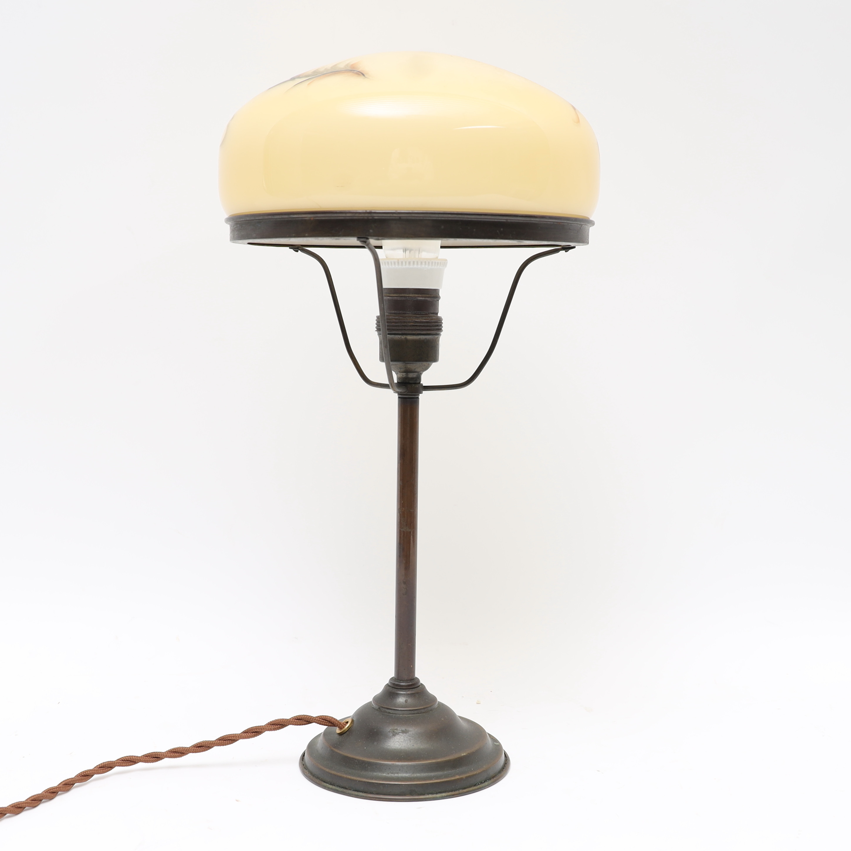 BORDSLAMPA, tidigt 1900-tal, stomme i patinerad mässing, kupa av marmorerat glas.