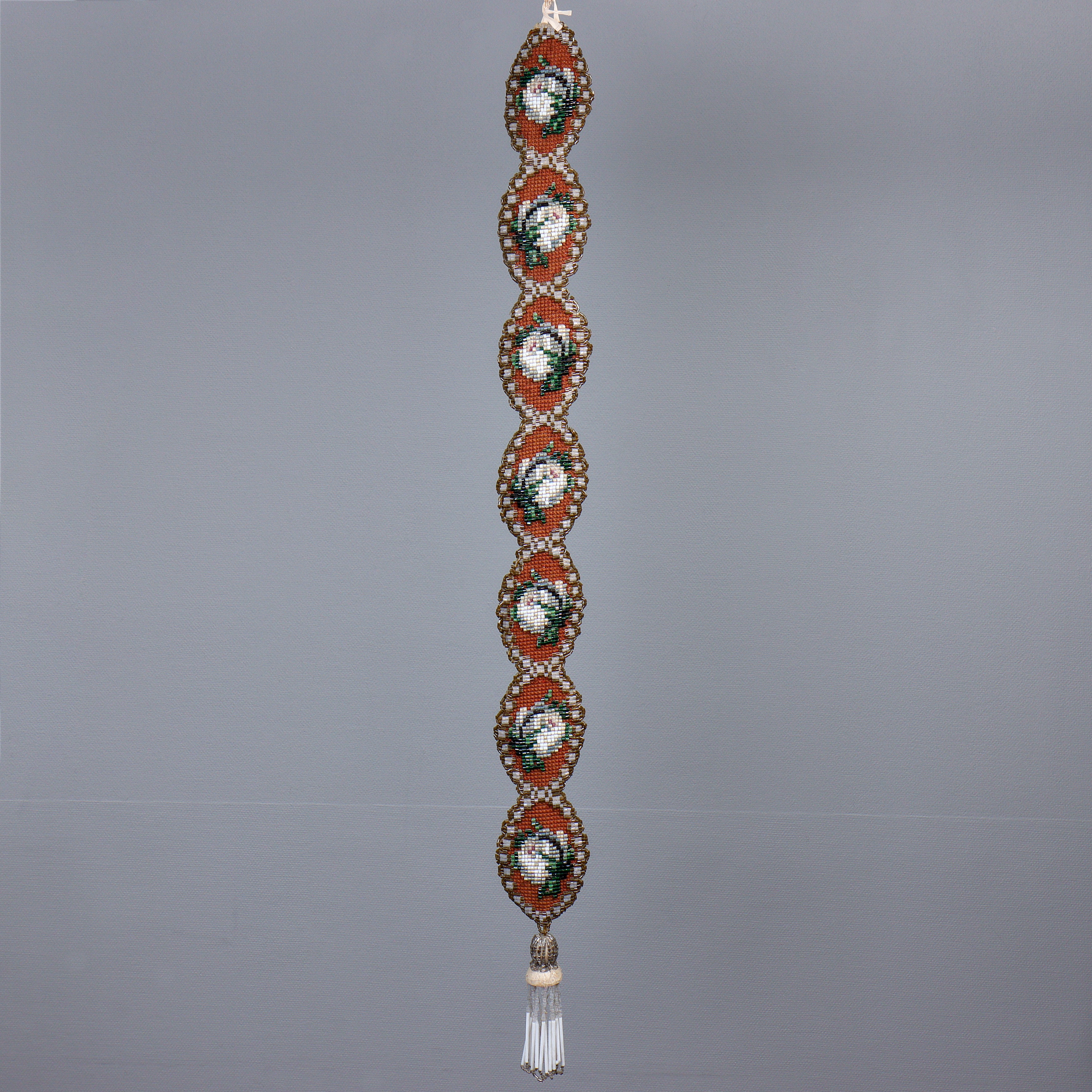 SPJÄLLBAND/PÄRLKRANS, PÄRLBRODERI GLAS/TEXTIL, PROVENIENS FRÅN HERRGÅRDEN I FÅGELFORS, 1900-TAL.