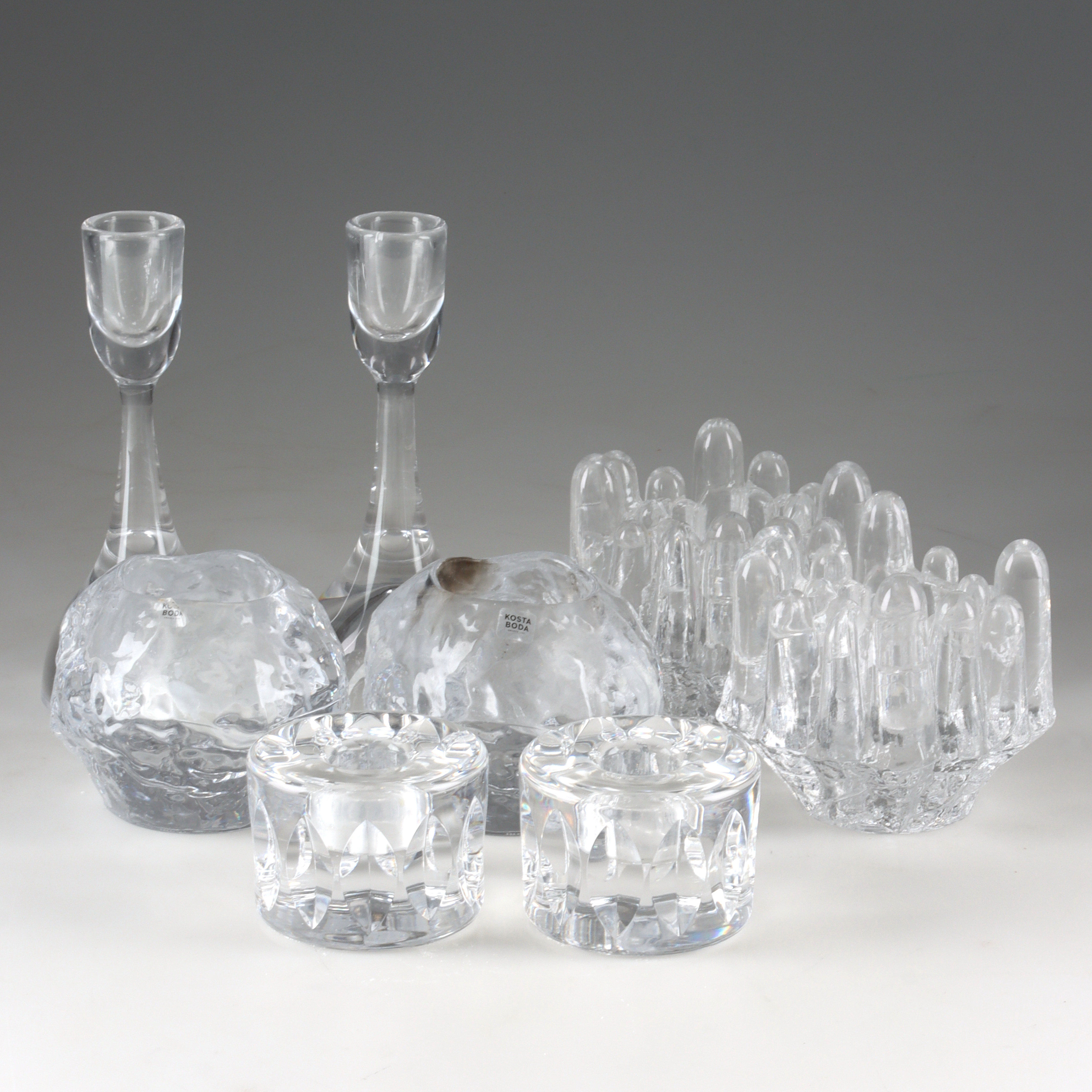 LJUSHÅLLARE och LJUSSTAKAR 8 delar glas, bl.a. Göran Wärff, "Polar", Kosta Boda.