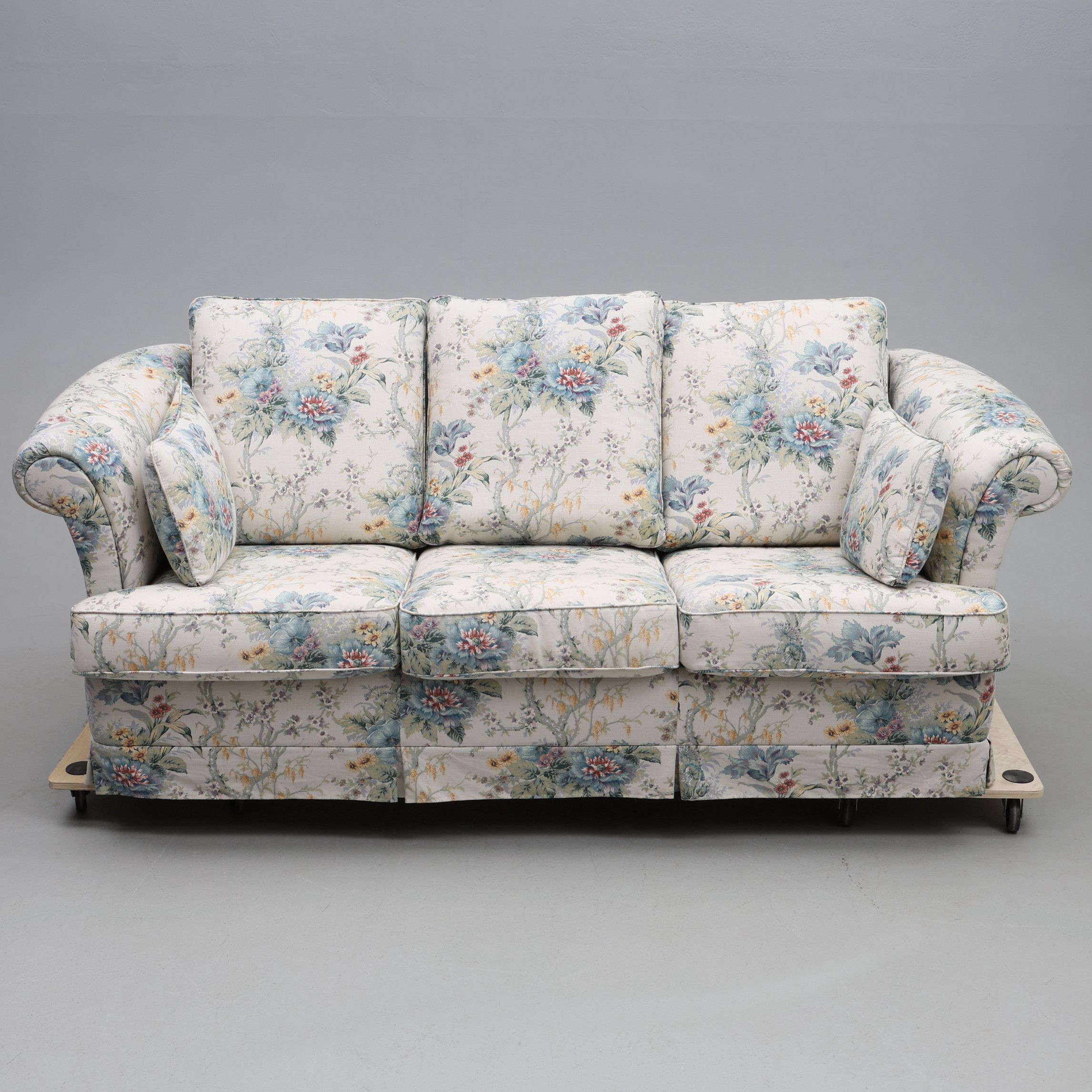 SOFFA. 3-sits, textil med blomster.