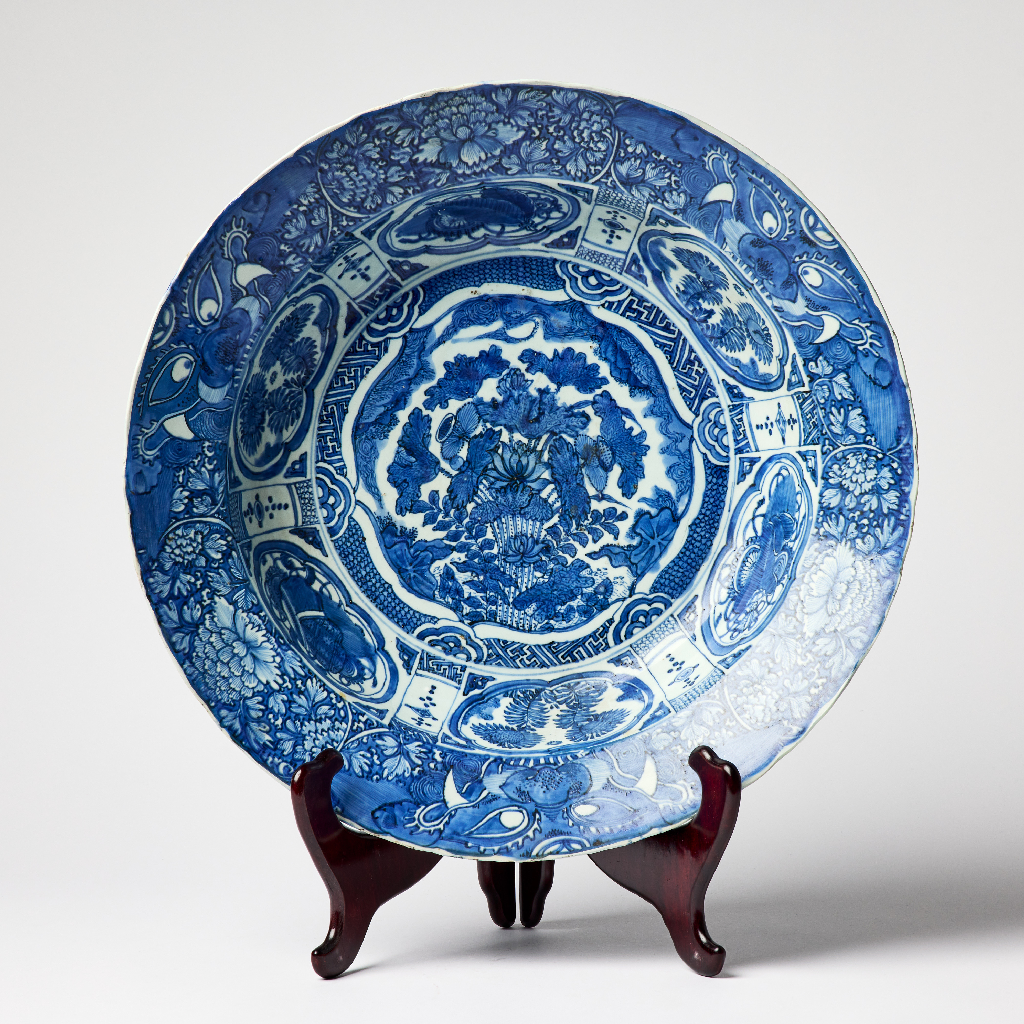 An Imposing Chinese `Kraak Klapmuts´ Bowl.