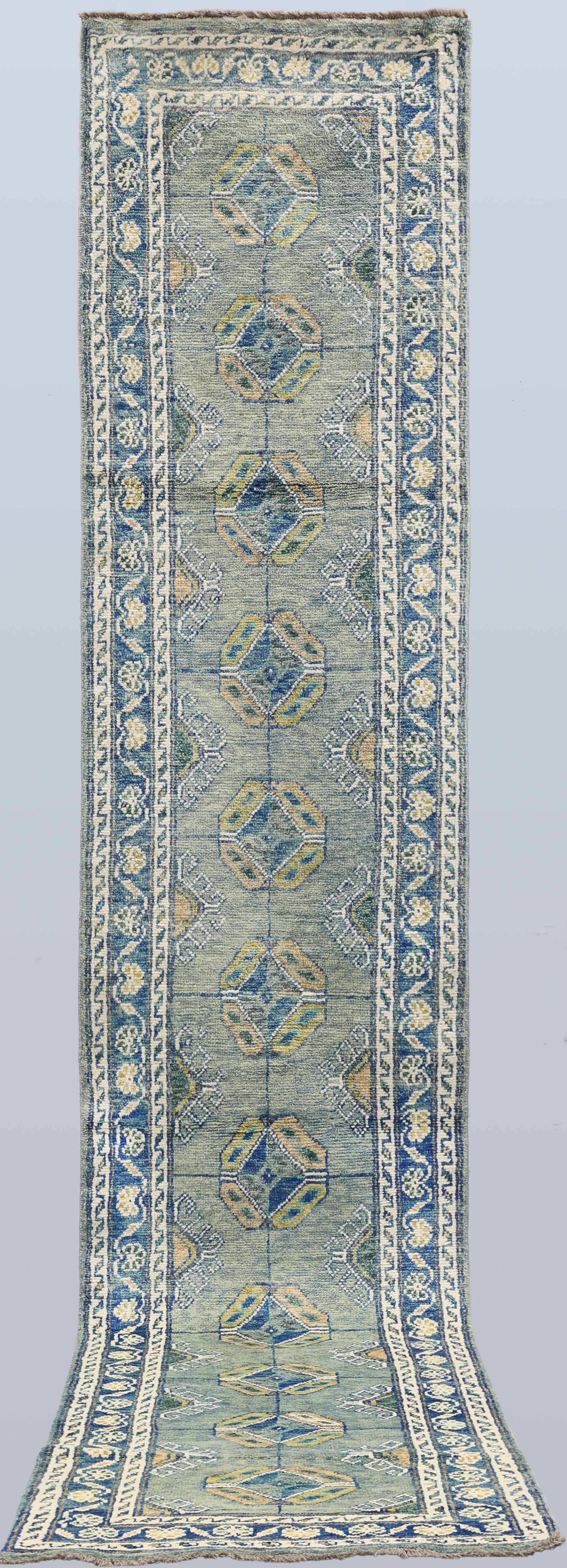 ORIENTMATTA. Orientailisk gallerimodell, ullvarp, 377 x 76 cm.