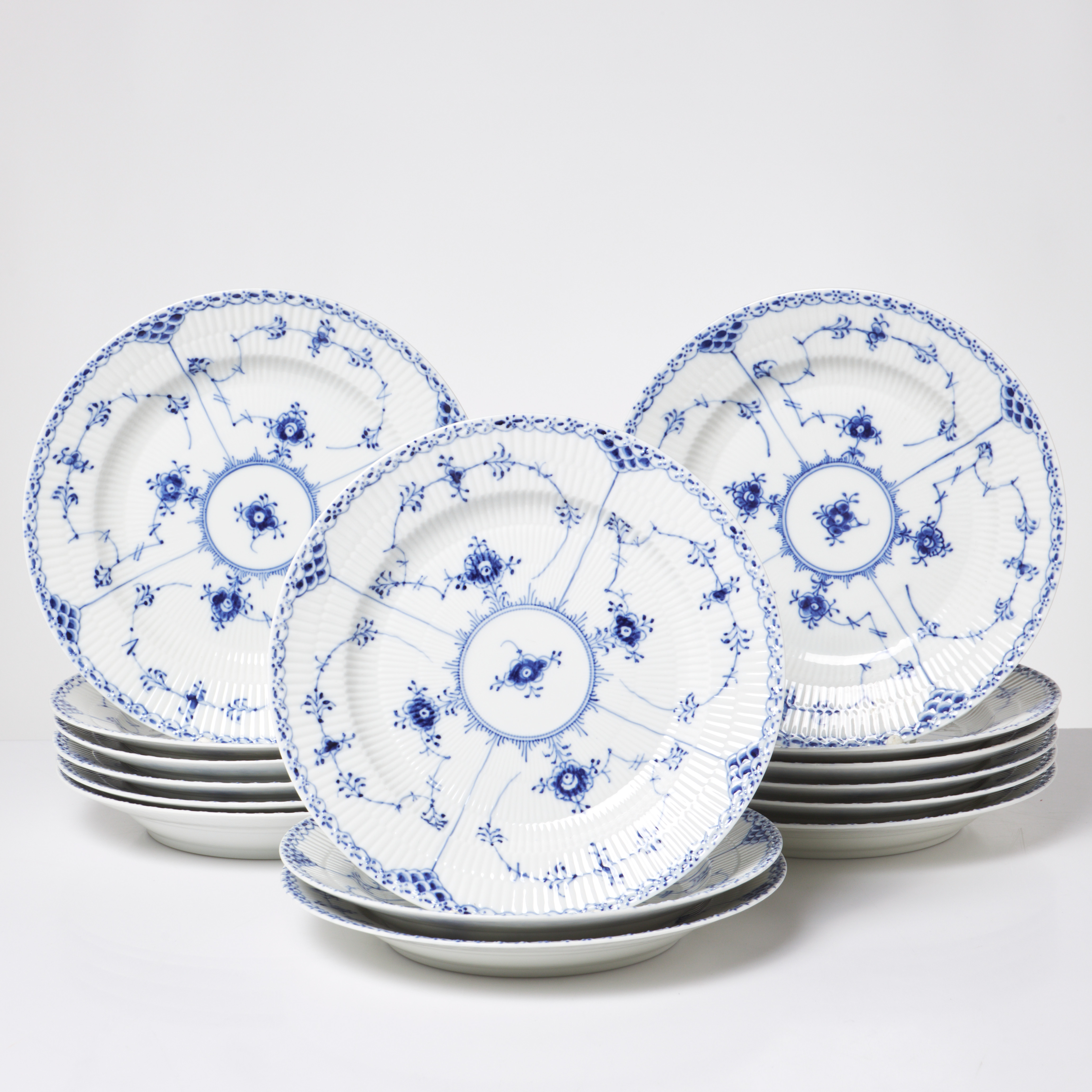 ROYAL COPENHAGEN, 15 mattallrikar, musselmalet, halvblonda, No. 1/751.