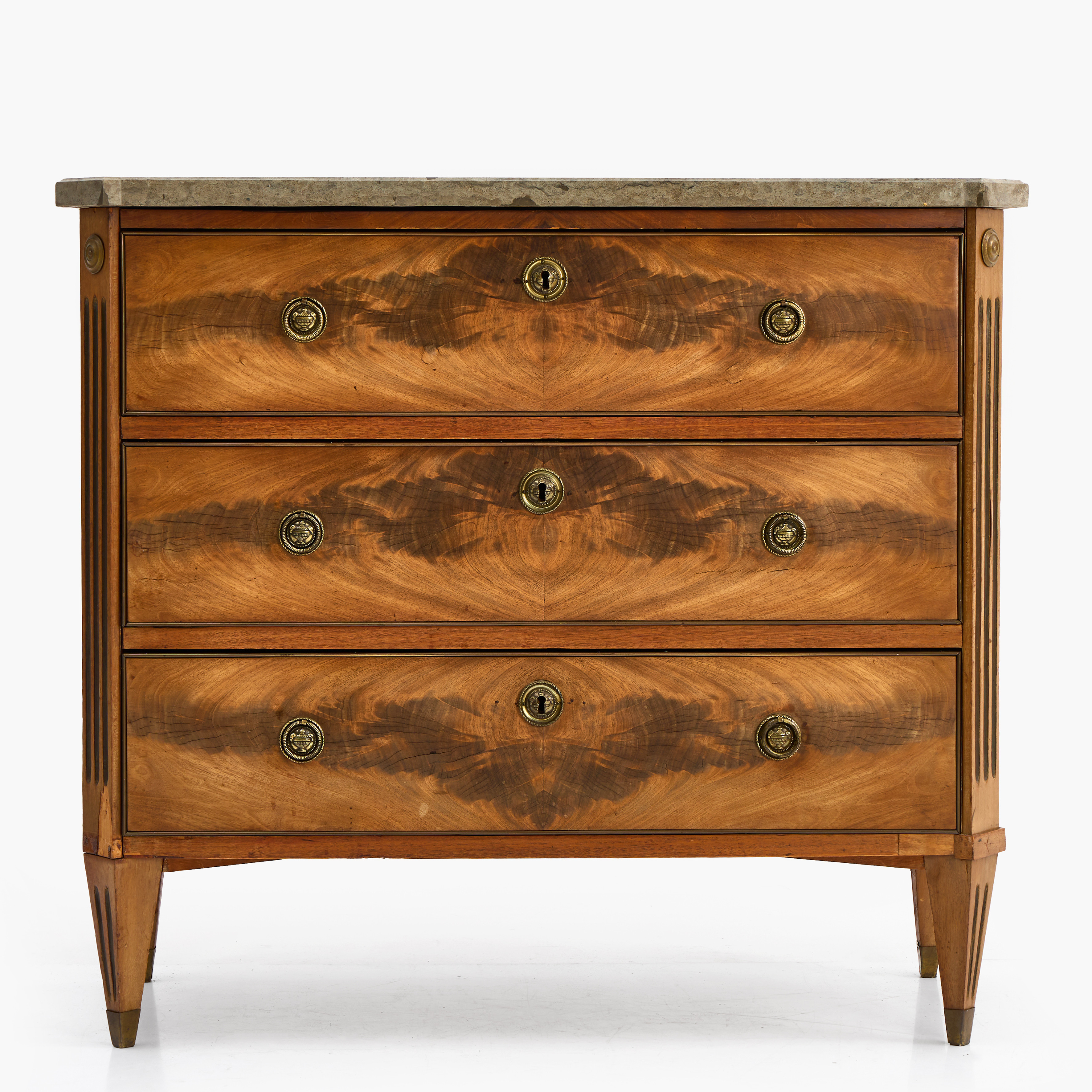BYRÅ, sengustaviansk, 1800-tal, fanerad i mahogny, konturerad stenskiva, lister och beslag av mässing.