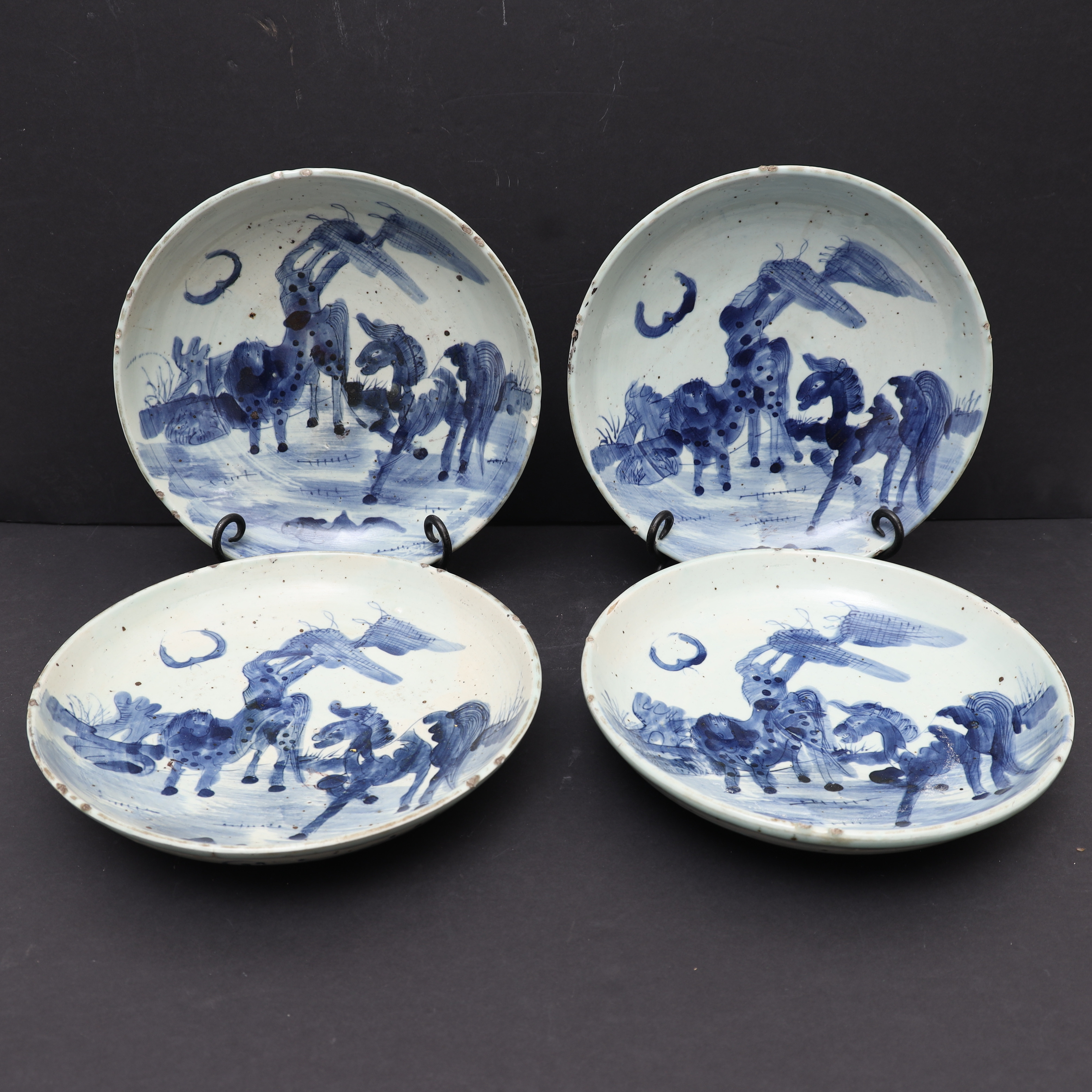 FAT 4st, Kina, 1800-1900-tal, underglasyrblå dekor med hästar.