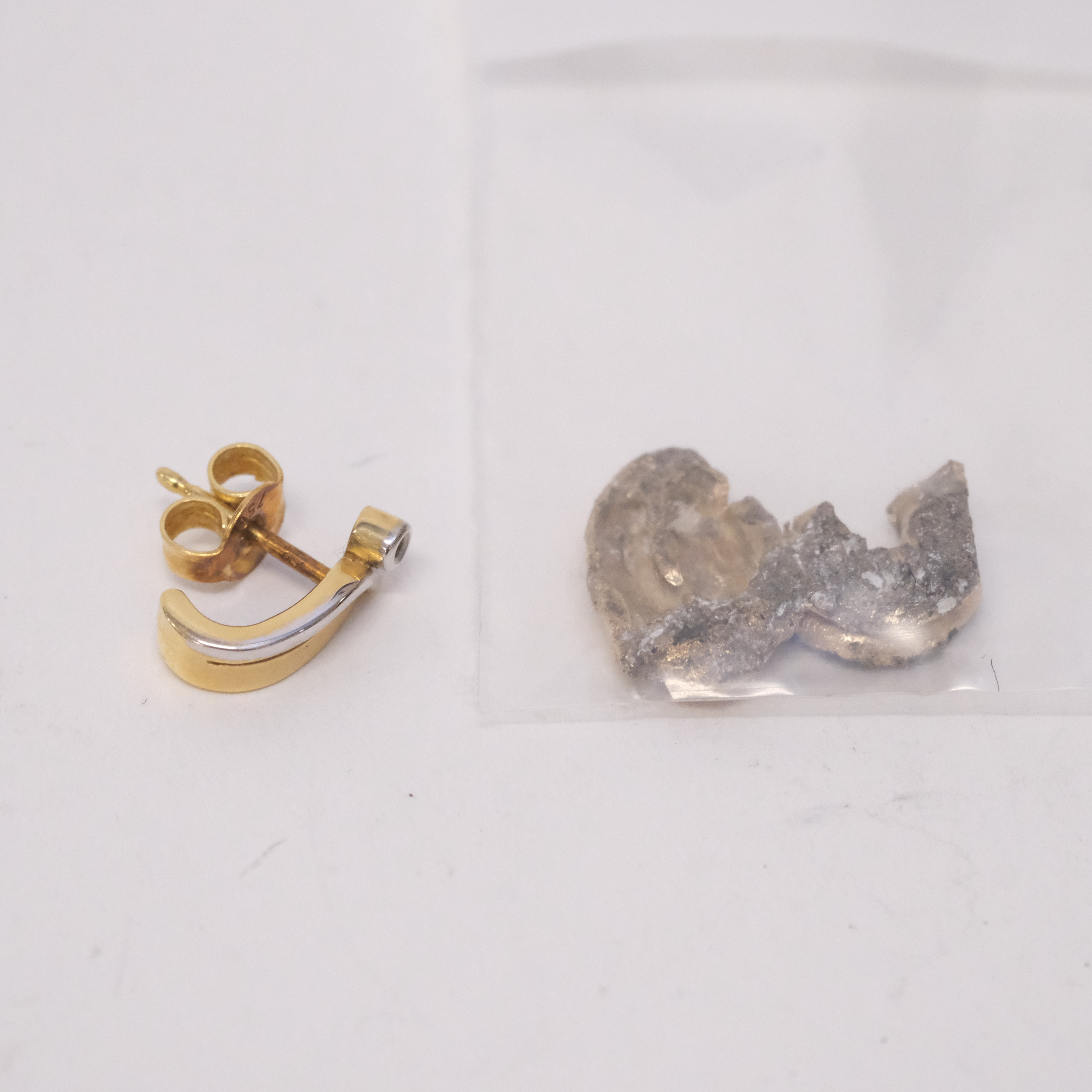 TANDGULD SAMT ÖRHÄNGE, 18K GULD.
