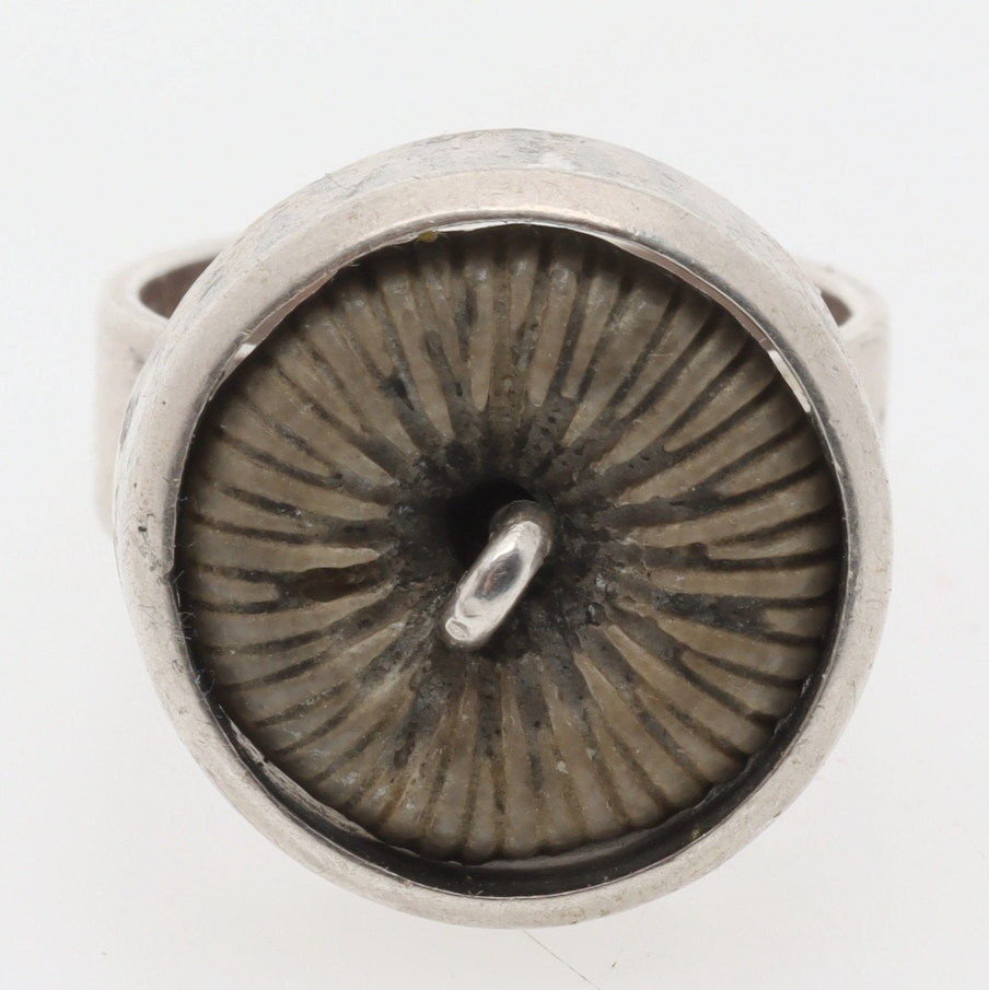 RING, silver, infattad fossil, Smyckesmederna Dahlquist & Barve, Visby 1965.