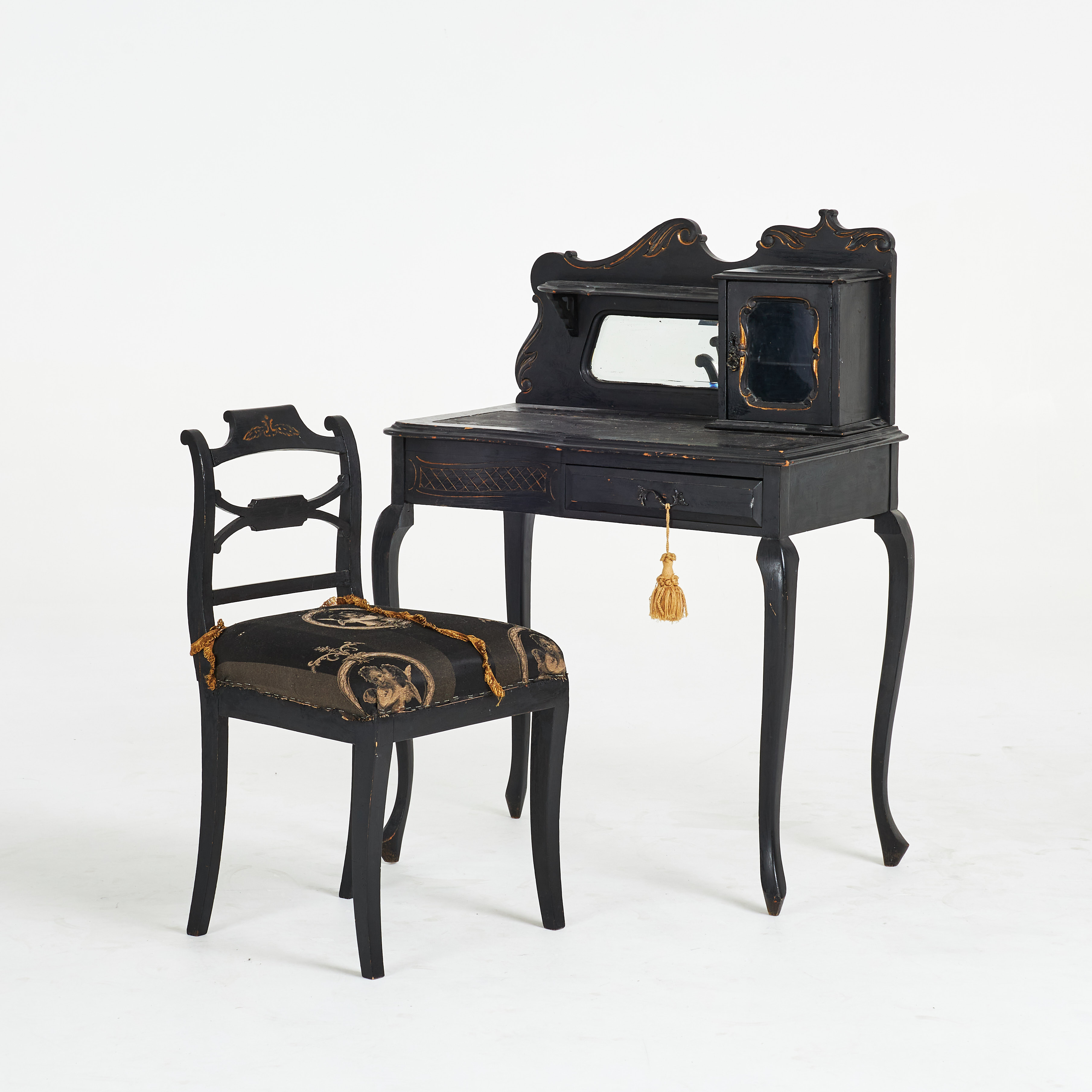 TOALETTBORD, STOL, 2 dlr, bemålade, bordet med uppsats med spegel, stolen med sits i textil, 1900-tal.