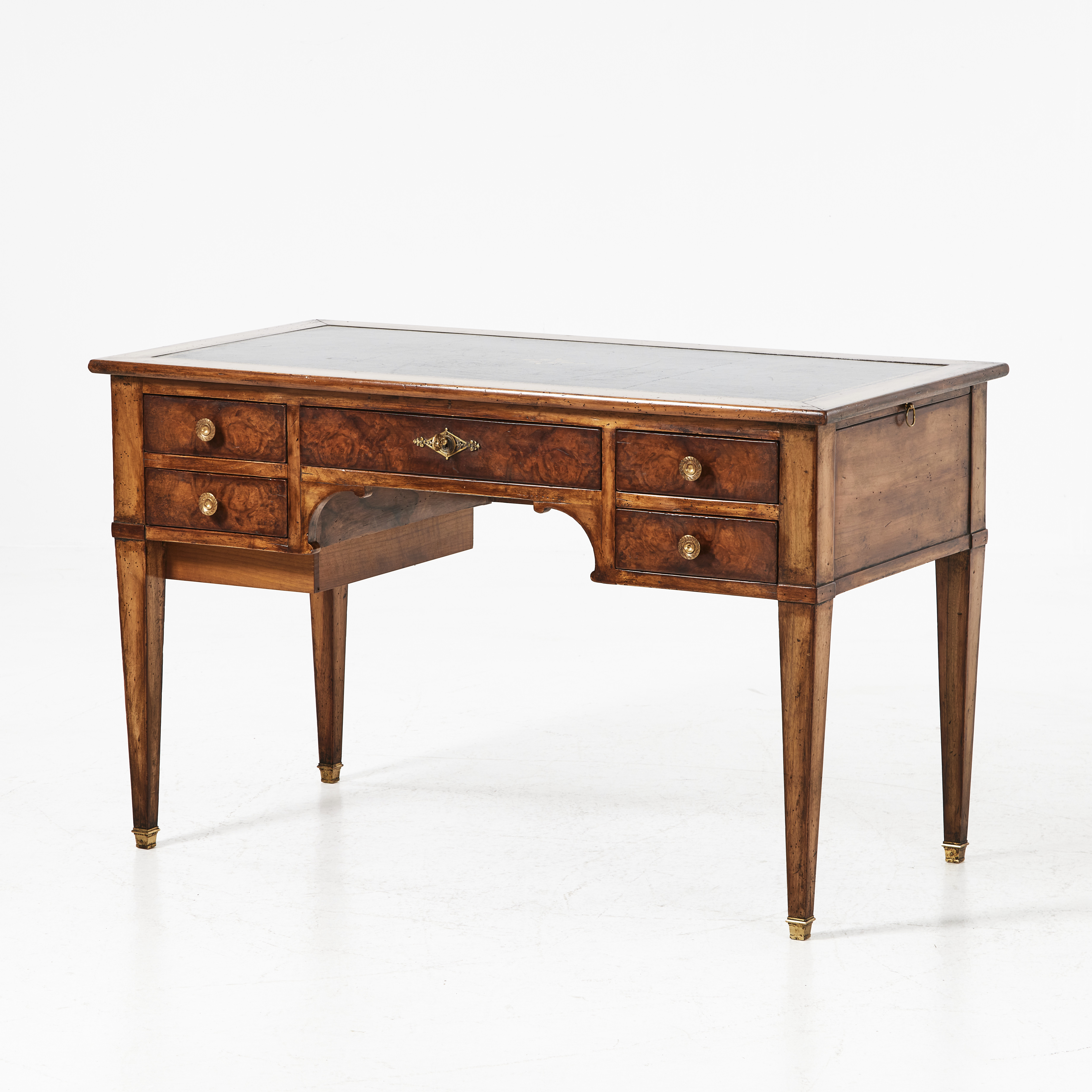 SKRIVBORD, 1900-talets andra hälft, mahogny, empirestil, bordsskiva med läderdekor, fem lådor, två utdragsskivor.