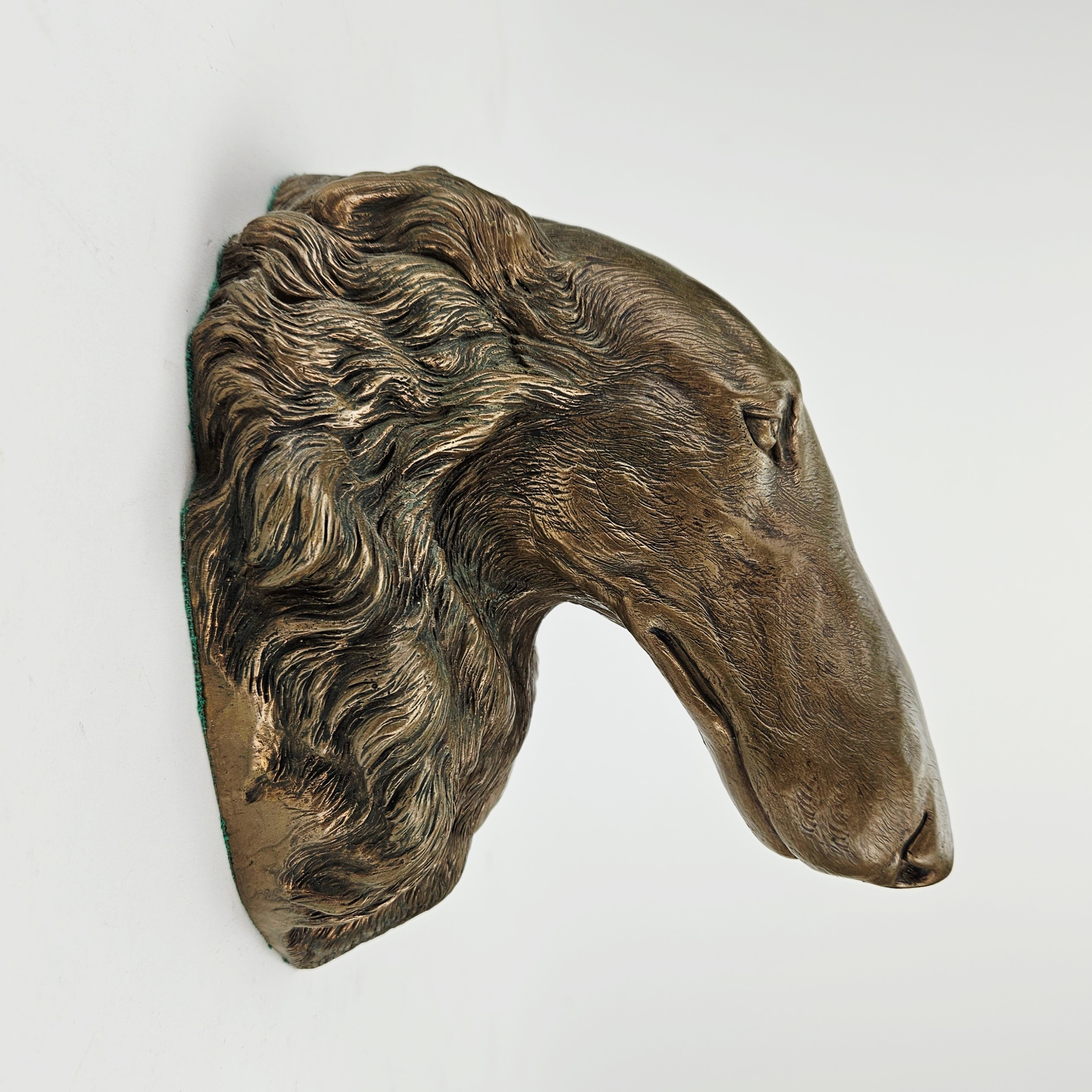 VÄGGSKULPTUR. Borzoi, bronspatinerad metall, troligen Dog-Art, numrerad upplaga.
