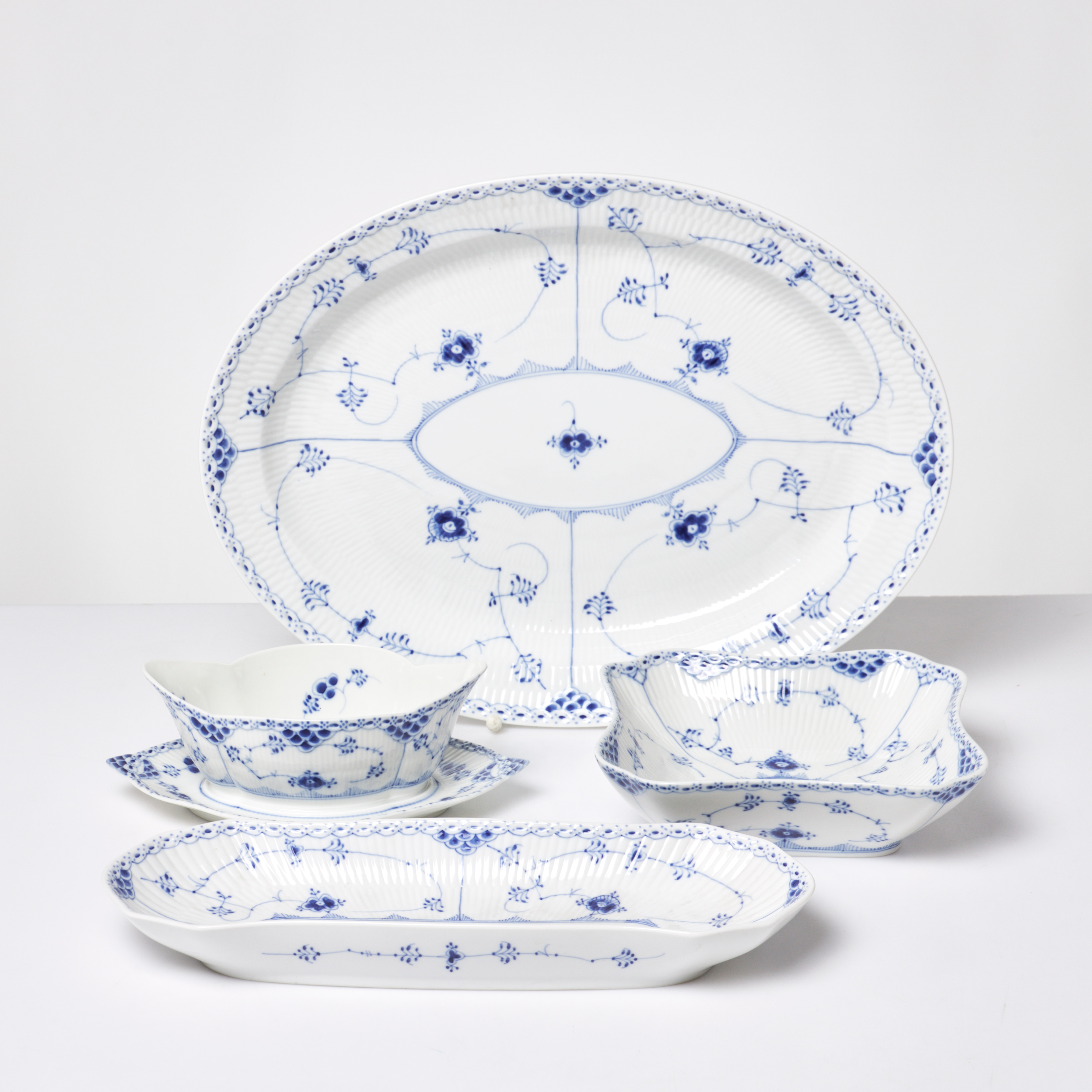 ROYAL COPENHAGEN, 4 dlr, matservisdelar, uppläggningsfat, skål, såsskål, musselmalet, halvblonda.