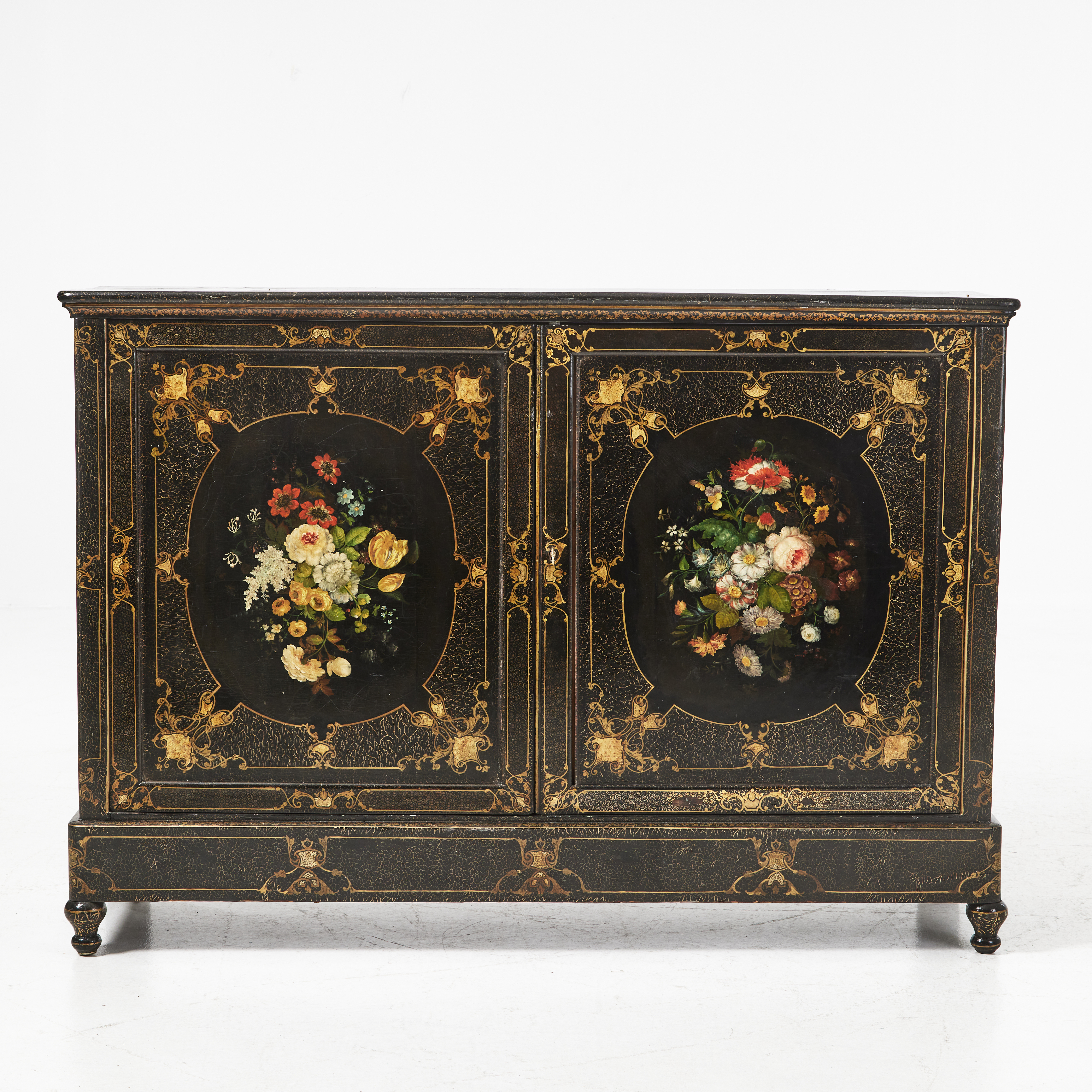 SIDEBOARD, 1900-tal, nyrokoko stil, målad blomsterdekor, invändigt med två justerbara hyllplan.