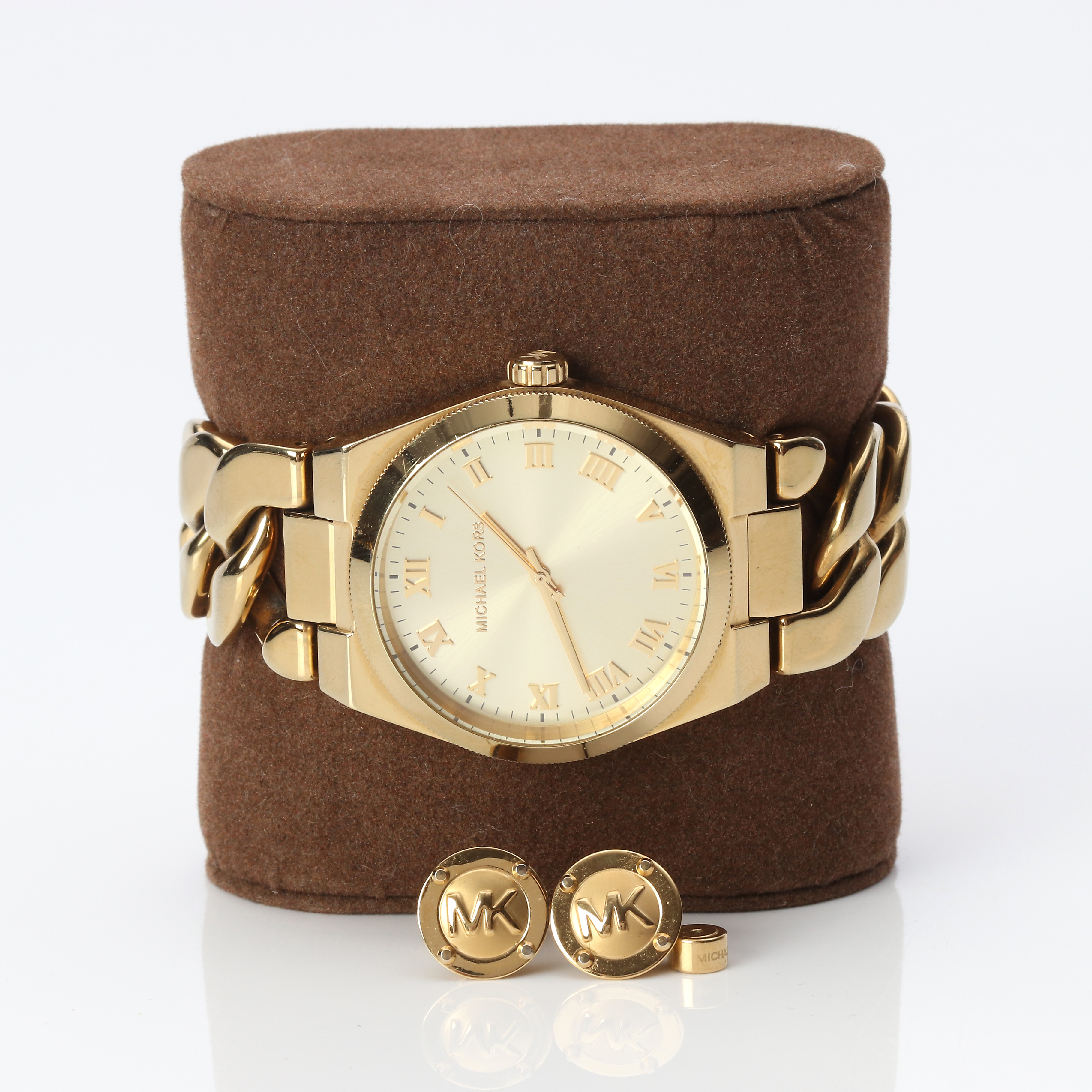 MICHAEL KORS, ARMBANDSUR OCH ÖRHÄNGEN, ETT PAR. Guldpläterad metall.