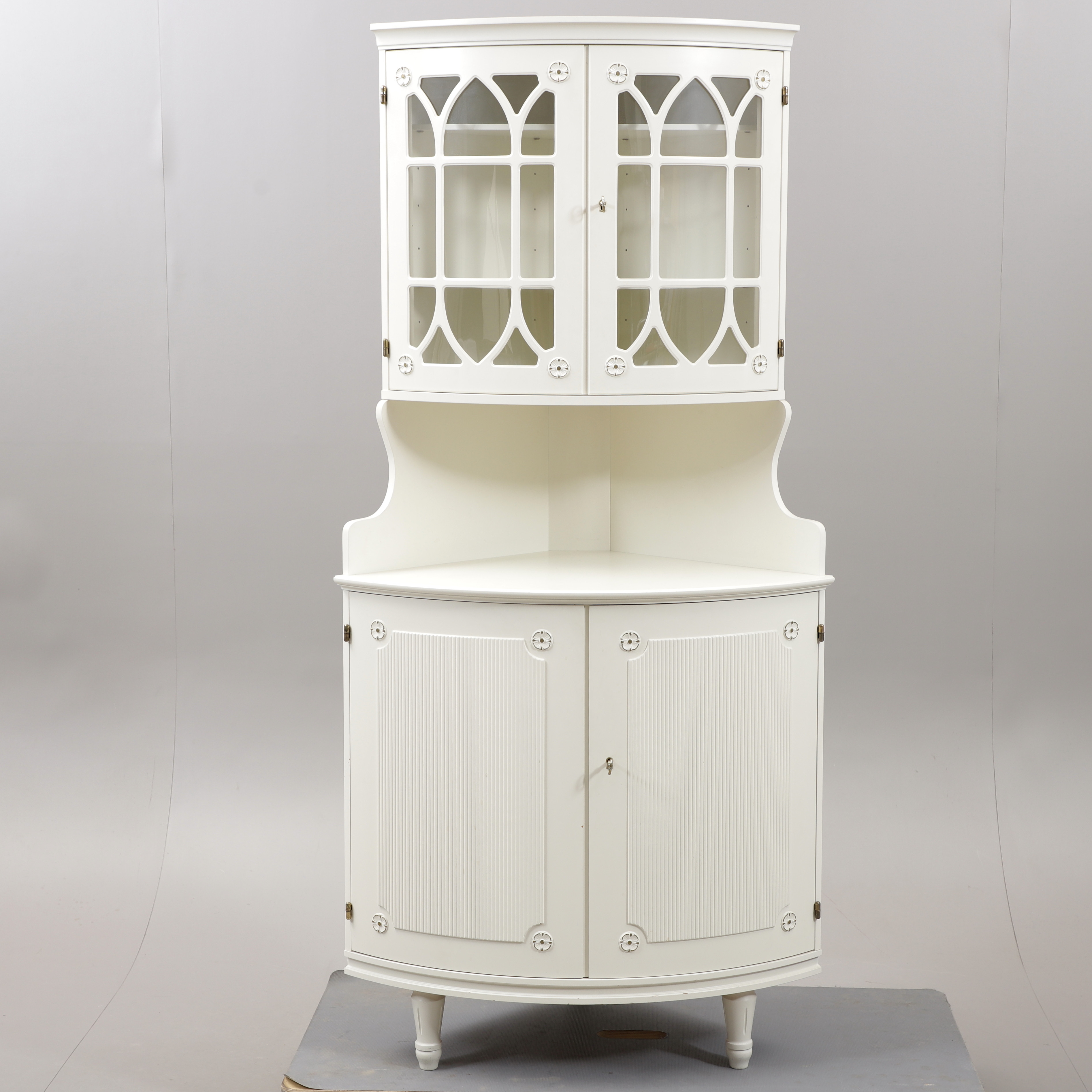 HÖRNSKÅP med vitrin, gustaviansk stil, Möbelfakta, 1900-talets andra hälft.
