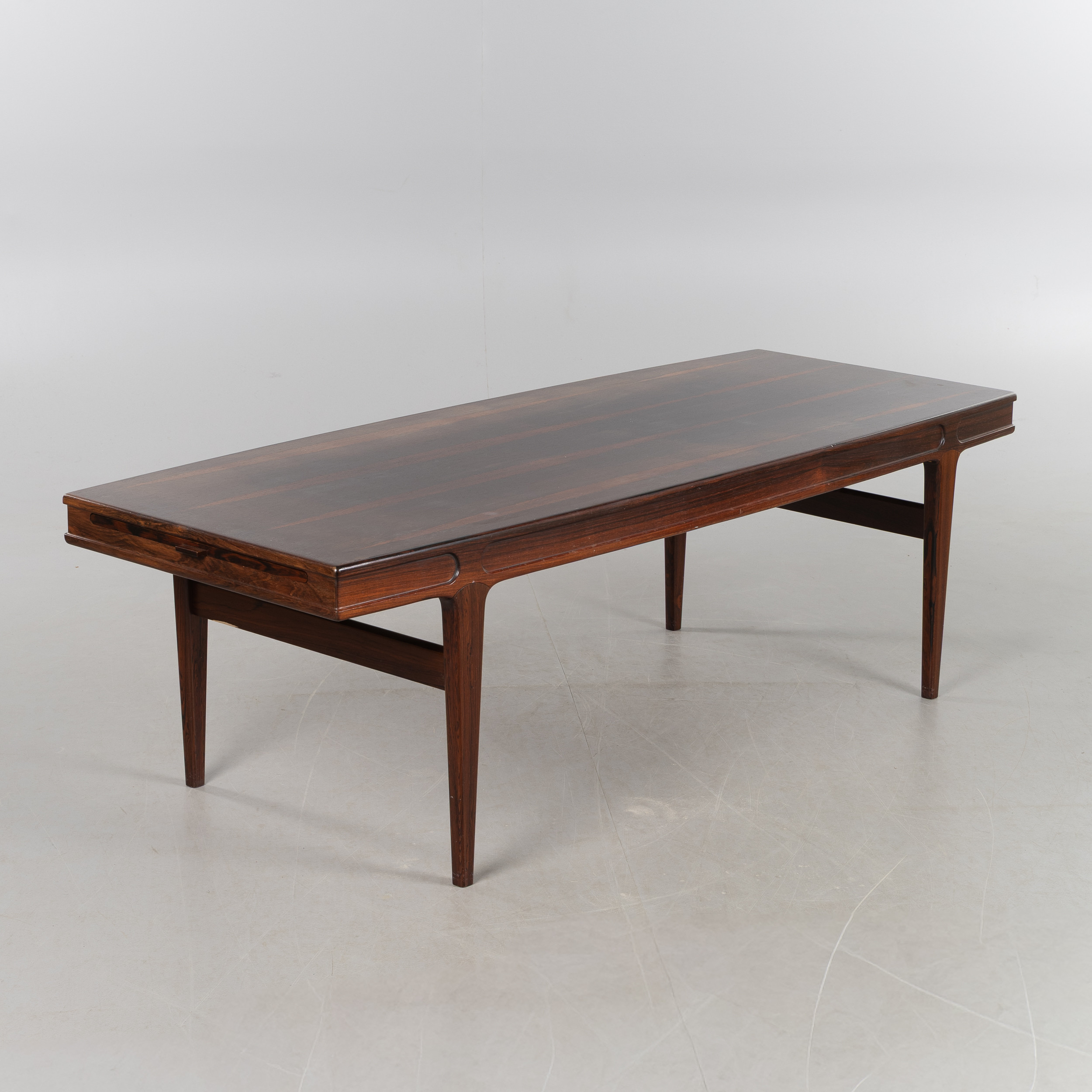 JOHANNES ANDERSEN. Soffbord, "F102", riopalisander, Trensum.