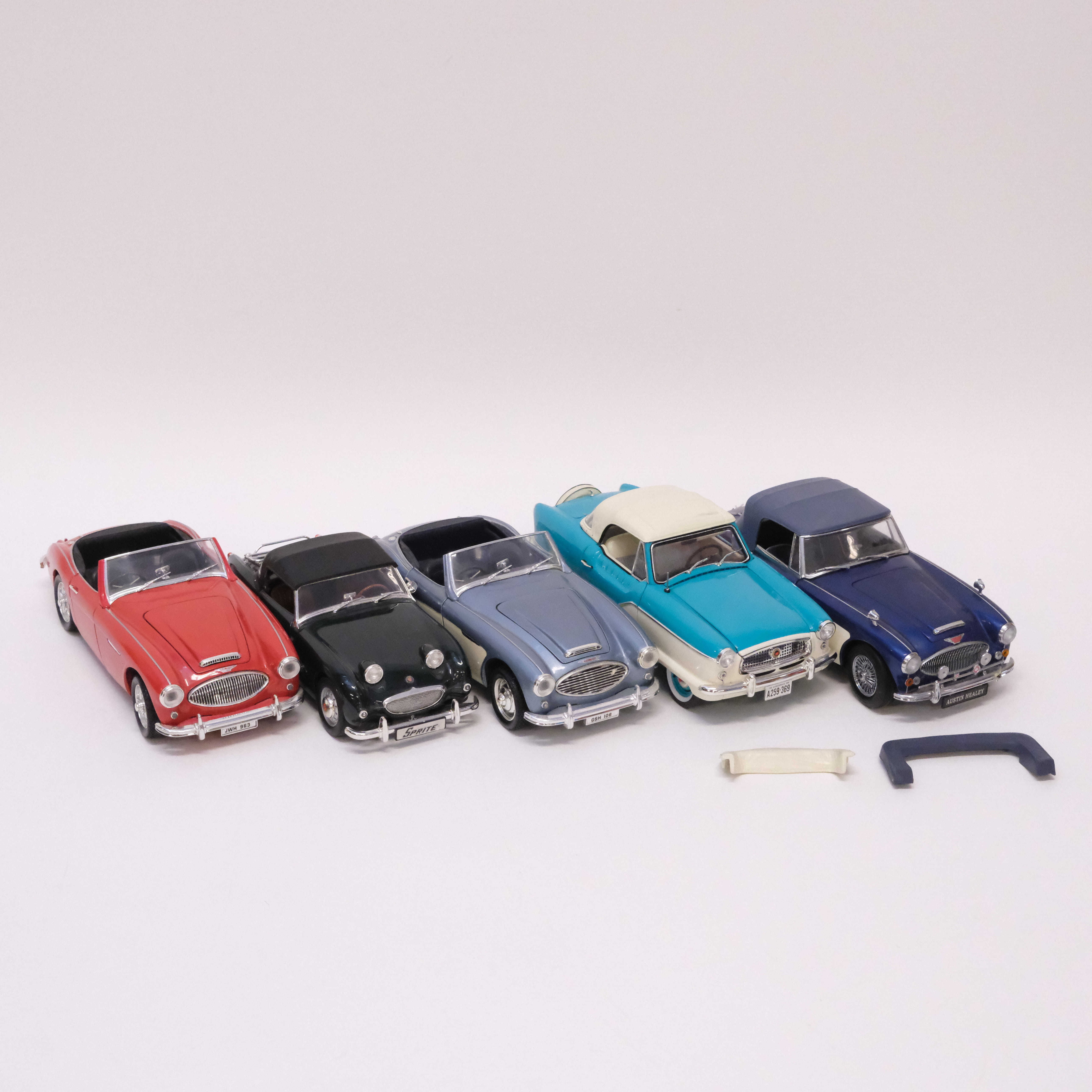 FEM MODELLBILAR. REVELL, ERTL, DIE CAST PROMOTIONS OCH KYOSHO. SKALA 1:18.
