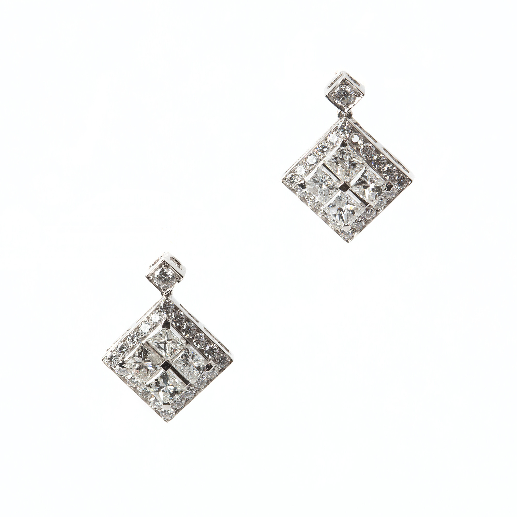 ÖRHÄNGEN, 18K vitguld med briljant- och prinsesslipade diamanter, totalt ca 2.60 ct.