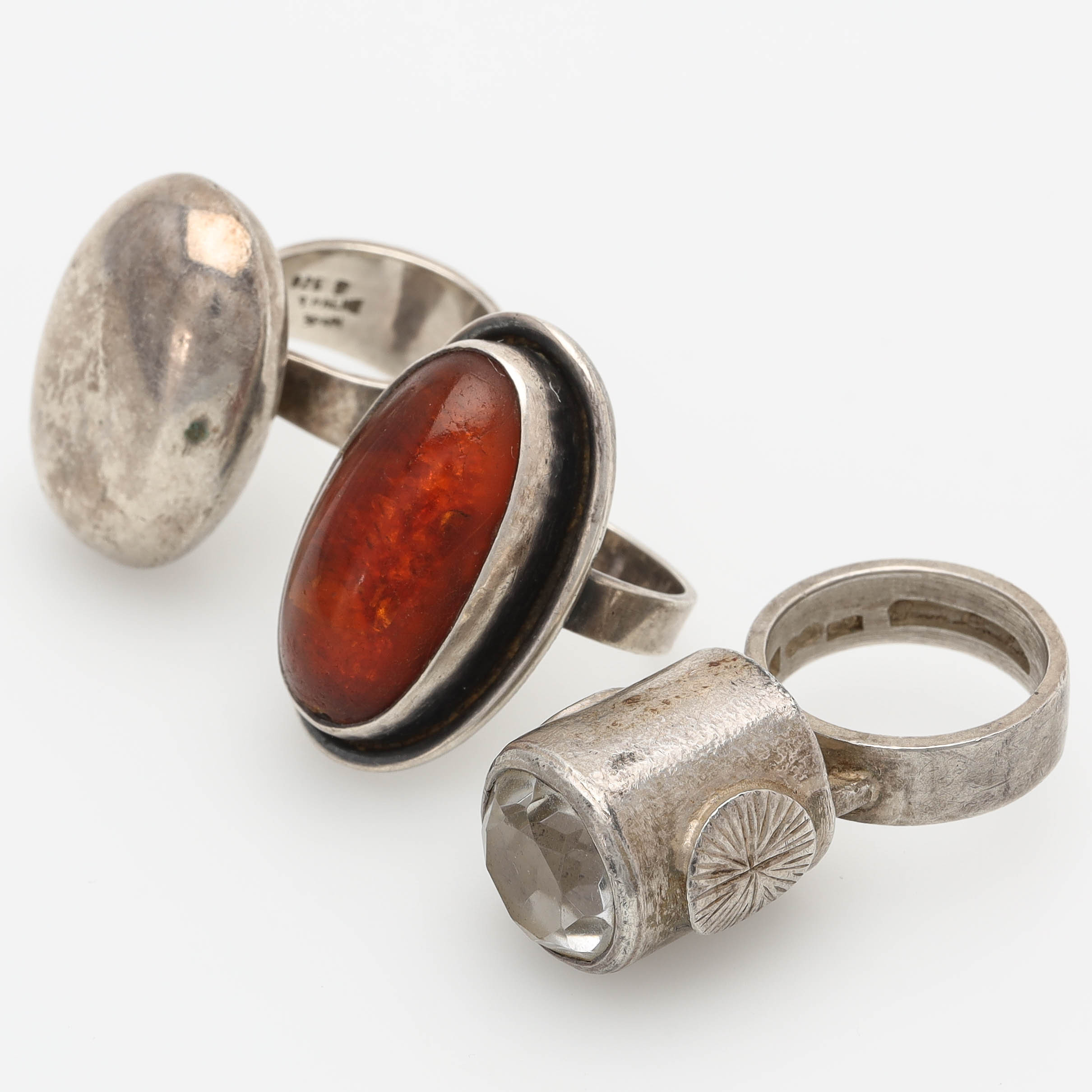 RINGAR, 3 st, silver samt bärnsten, bland annat Tegman, Malmö 1970.