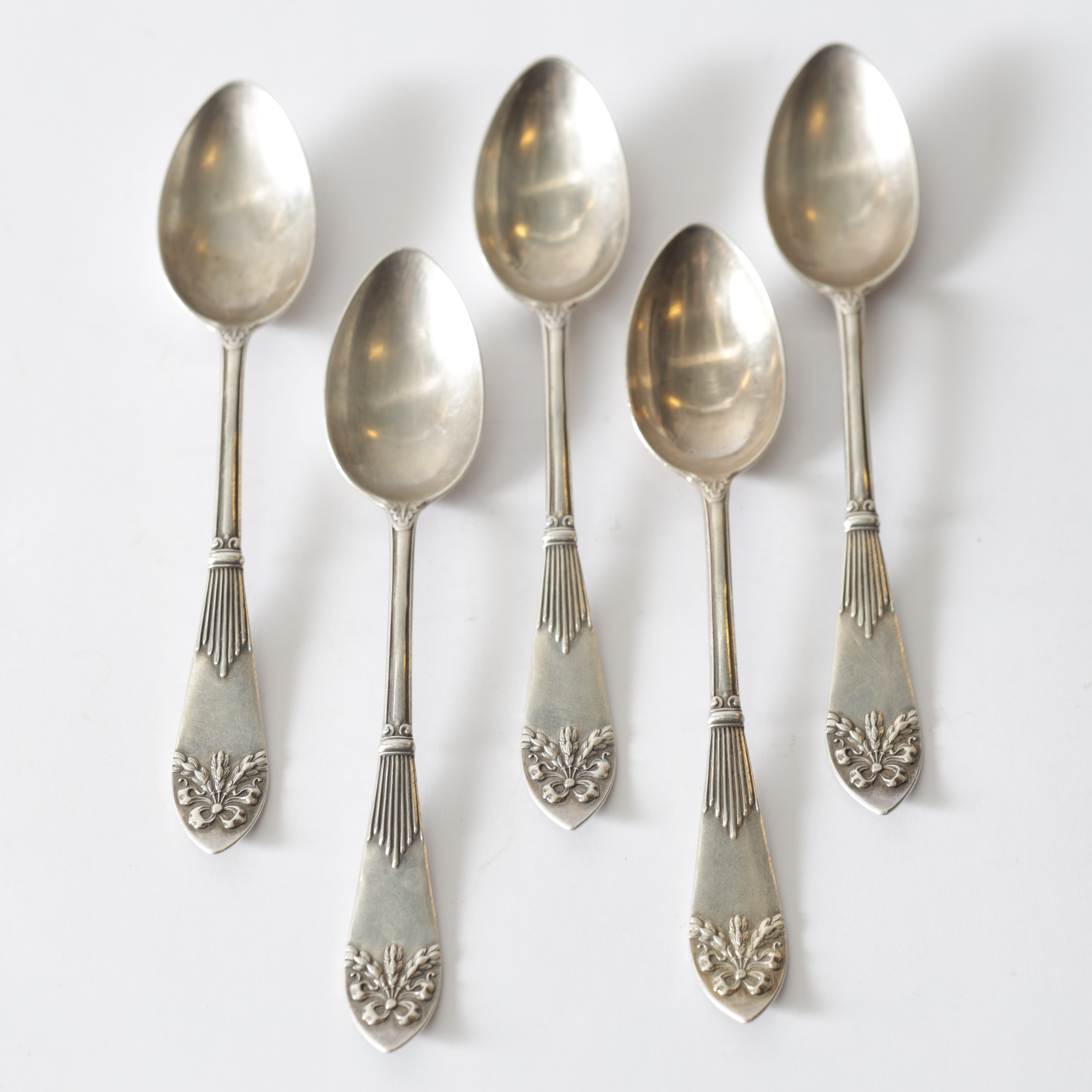 KAFFESKEDAR, 5 st, silver, mod. "Empire" Guldsmedaktiebolaget, Stockholm, 1902. Totalvikt ca 62,9 gram.