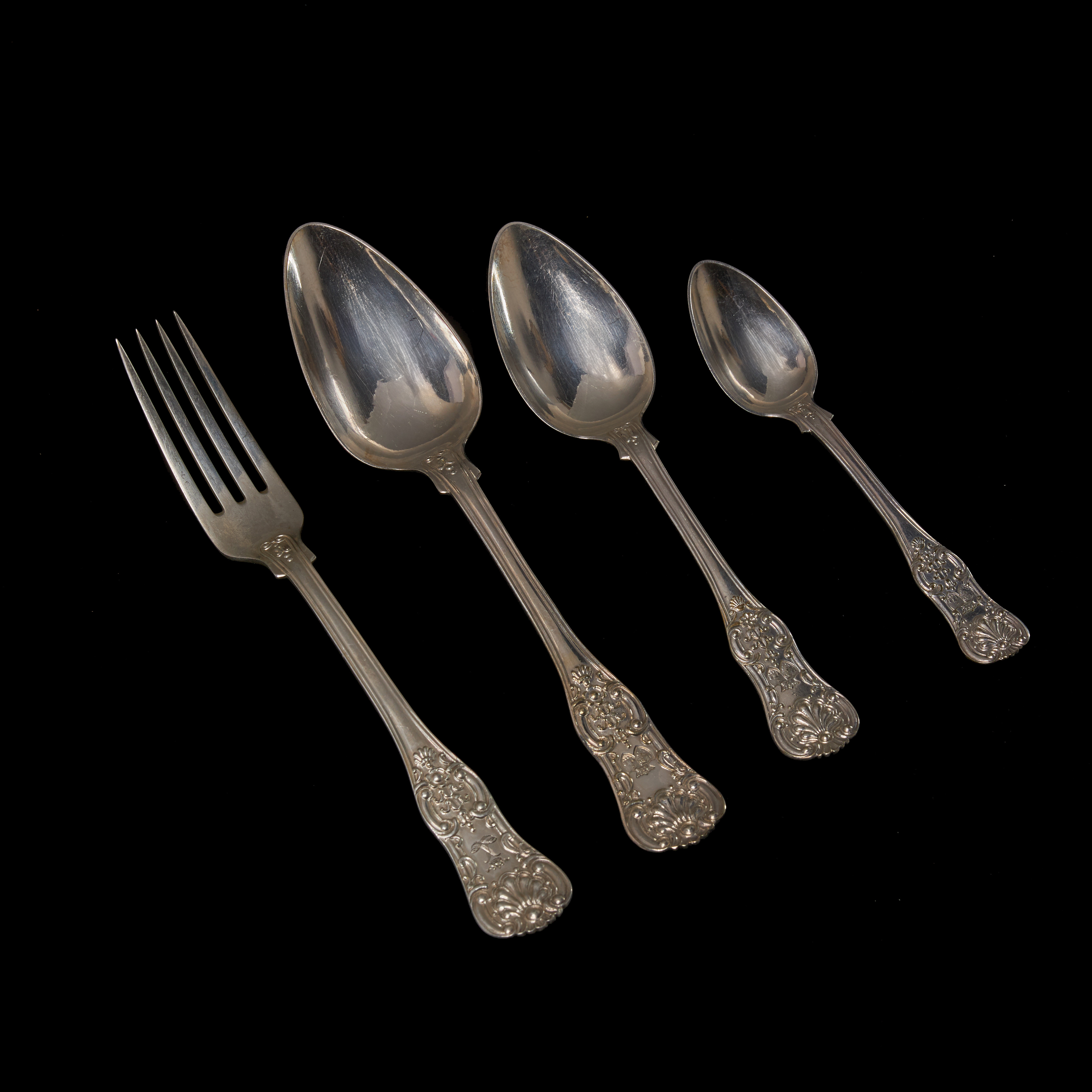MATBESTICKUPPSÄTTNING, nysilver, snäckmodell, 60 dlr, med alliansvapen för makarna Herman Lagercrantz (1859-1945) och Hedvig Margareta Croneborg (1864-1944).
